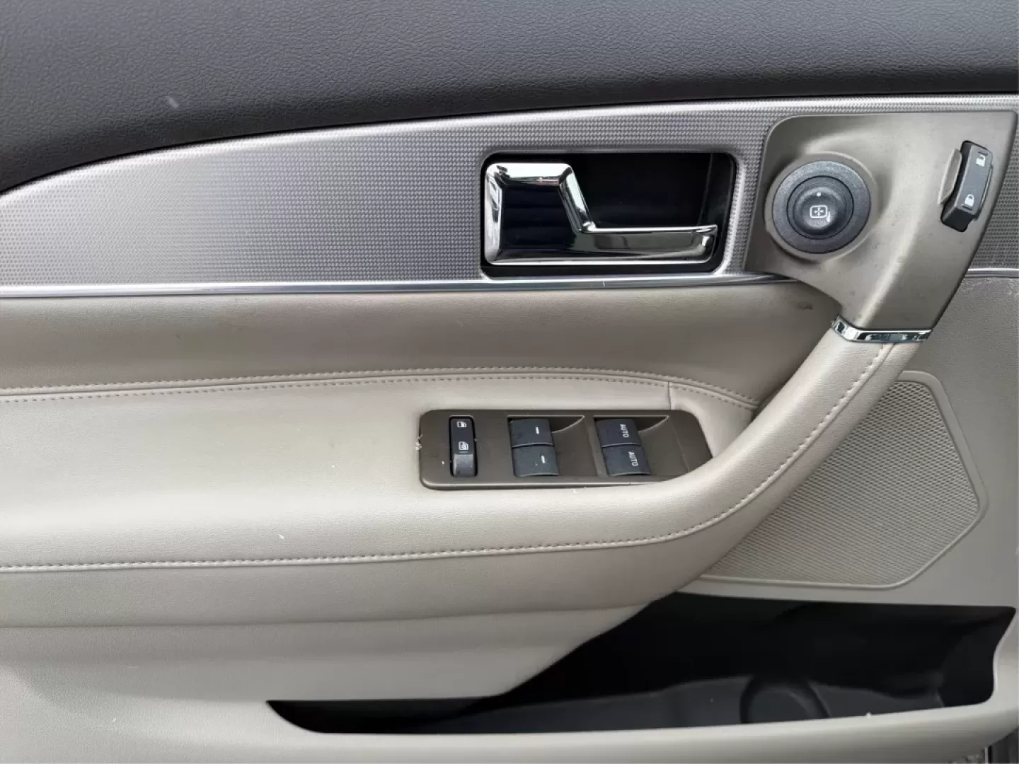 2011 Lincoln MKX Base (2LMDJ6JK8BB) with an Other engine, located at 8750 N County Rd 25A, Piqua, OH, 45356, (937) 908-9800, 40.164391, -84.232513 - **Discover Comfort and Style with This 2011 Lincoln MKX at Advantage Car and Credit - Piqua!**<br /> <br /> Are you in the market for a vehicle that perfectly combines luxury, comfort, and versatility? Look no further! The 2011 Lincoln MKX is the ideal choice for growing families, busy professionals - Photo#19