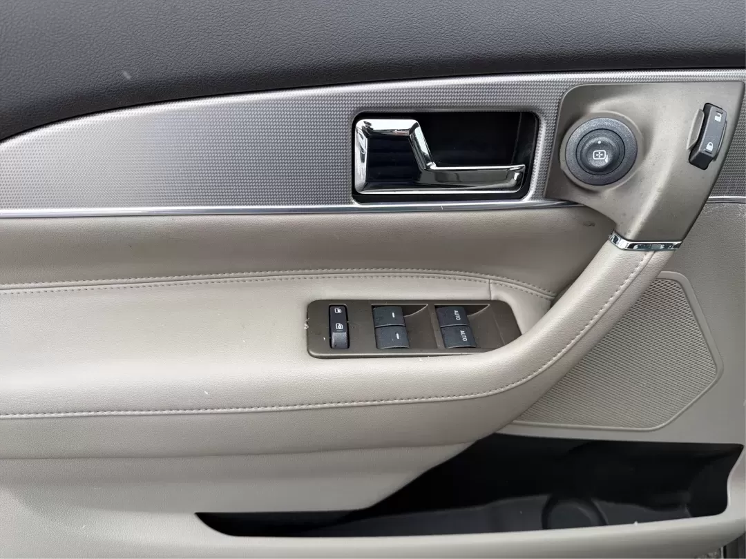 2011 Lincoln MKX Base (2LMDJ6JK8BB) with an Other engine, located at 8750 N County Rd 25A, Piqua, OH, 45356, (937) 908-9800, 40.164391, -84.232513 - **Discover Comfort and Style with This 2011 Lincoln MKX at Advantage Car and Credit - Piqua!**<br /> <br /> Are you in the market for a vehicle that perfectly combines luxury, comfort, and versatility? Look no further! The 2011 Lincoln MKX is the ideal choice for growing families, busy professionals - Photo#19