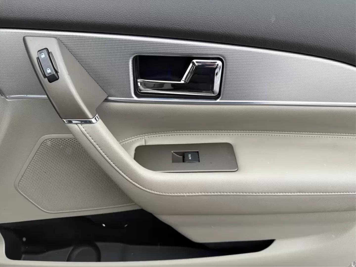 2011 Lincoln MKX Base (2LMDJ6JK8BB) with an Other engine, located at 8750 N County Rd 25A, Piqua, OH, 45356, (937) 908-9800, 40.164391, -84.232513 - **Discover Comfort and Style with This 2011 Lincoln MKX at Advantage Car and Credit - Piqua!**<br /> <br /> Are you in the market for a vehicle that perfectly combines luxury, comfort, and versatility? Look no further! The 2011 Lincoln MKX is the ideal choice for growing families, busy professionals - Photo#20