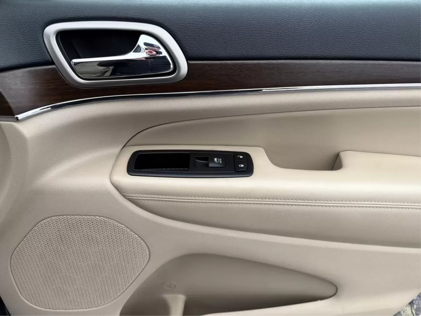 2015 Jeep Grand Cherokee Limited (1C4RJFBG1FC) with an Other engine, located at 1099 N County Rd 25A , Troy, OH, 45373, (937) 908-9800, 40.057079, -84.212883 - Are you ready to elevate your driving experience? Whether you're tackling the daily commute, embarking on family road trips, or exploring off-the-beaten-path adventures, the 2015 Jeep Grand Cherokee Limited is your ultimate companion. This rugged yet refined SUV combines luxury and functionality, ma - Photo#20