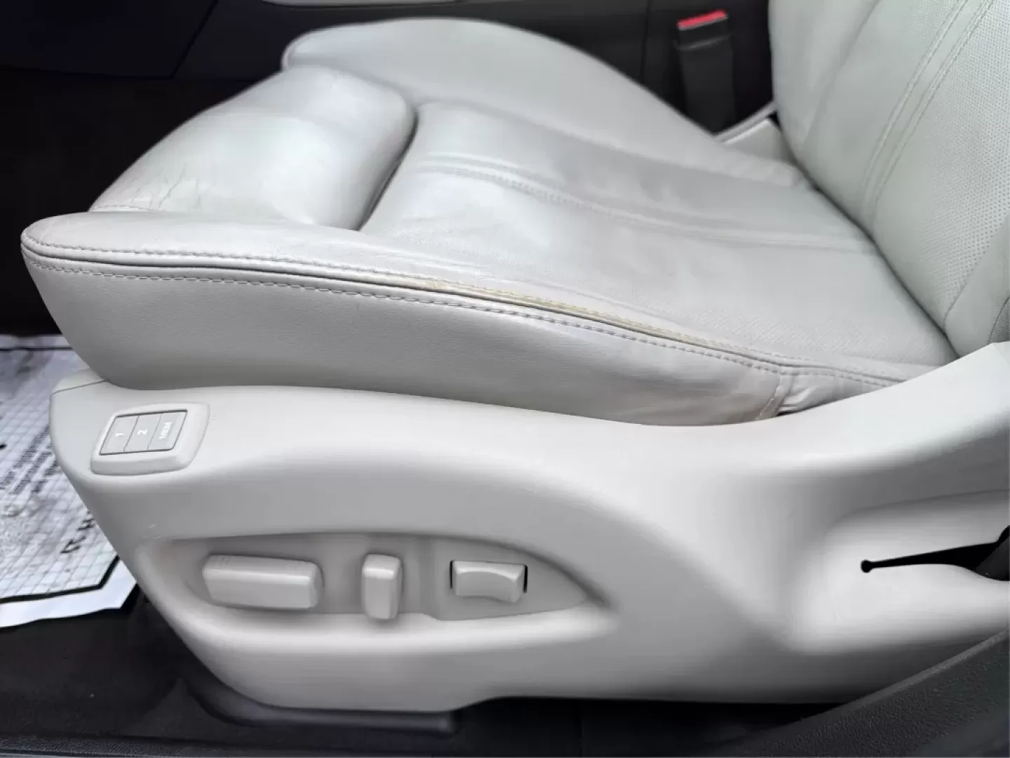 2014 Cadillac SRX Luxury Collection (3GYFNEE33ES) with an 3.6L V-6 gasoline direct injection engine, located at 1184 Kauffman Ave, Fairborn, OH, 45324, (937) 908-9800, 39.807072, -84.030914 - **Discover the Perfect Adventure Companion: 2014 Cadillac SRX Luxury Collection at Advantage Car and Credit - Fairborn**<br /> <br /> Are you ready to elevate your driving experience? Whether you're navigating the bustling streets of Fairborn, embarking on a weekend getaway, or transporting the kids - Photo#18