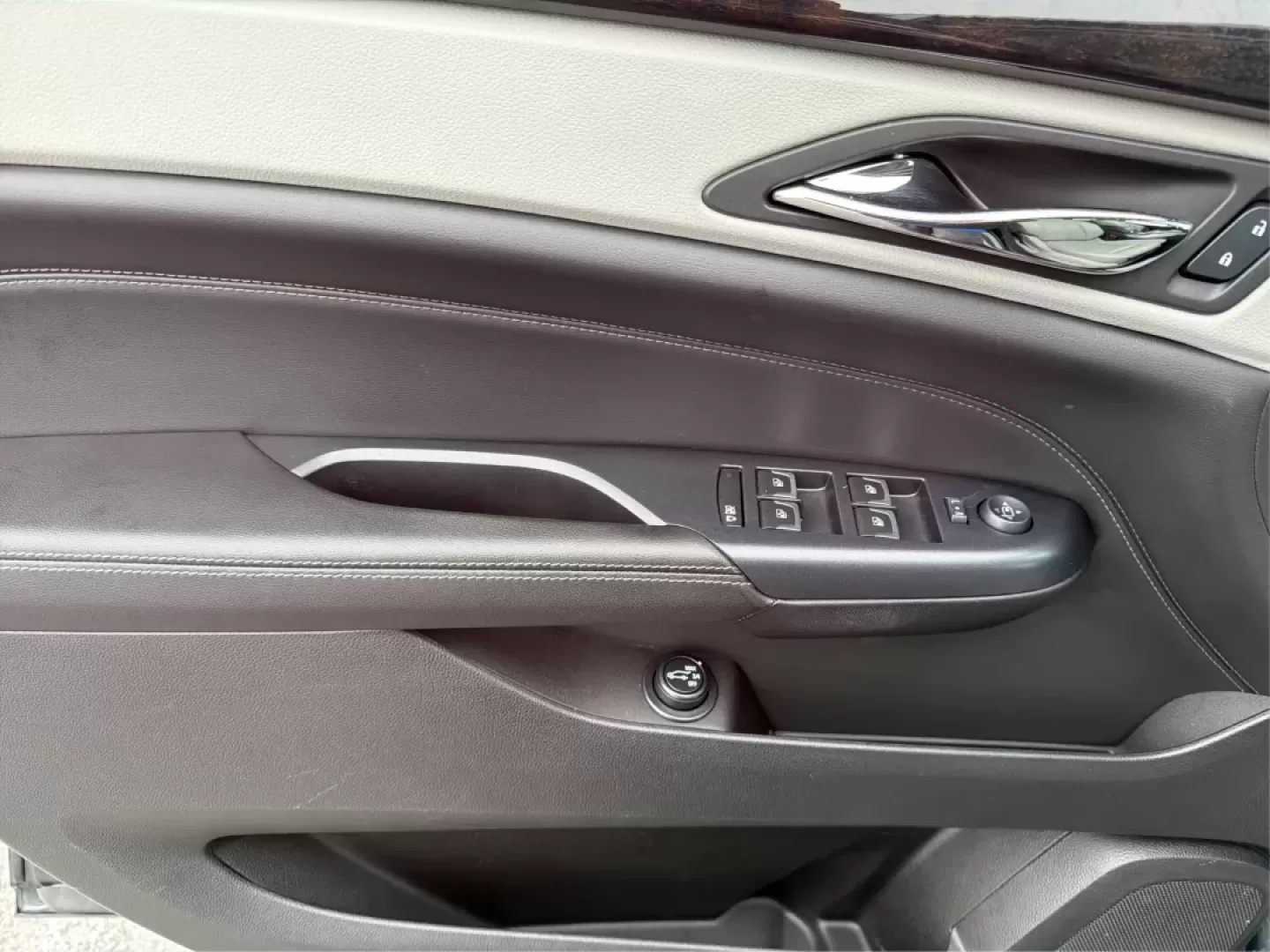 2014 Cadillac SRX Luxury Collection (3GYFNEE33ES) with an 3.6L V-6 gasoline direct injection engine, located at 1184 Kauffman Ave, Fairborn, OH, 45324, (937) 908-9800, 39.807072, -84.030914 - **Discover the Perfect Adventure Companion: 2014 Cadillac SRX Luxury Collection at Advantage Car and Credit - Fairborn**<br /> <br /> Are you ready to elevate your driving experience? Whether you're navigating the bustling streets of Fairborn, embarking on a weekend getaway, or transporting the kids - Photo#19