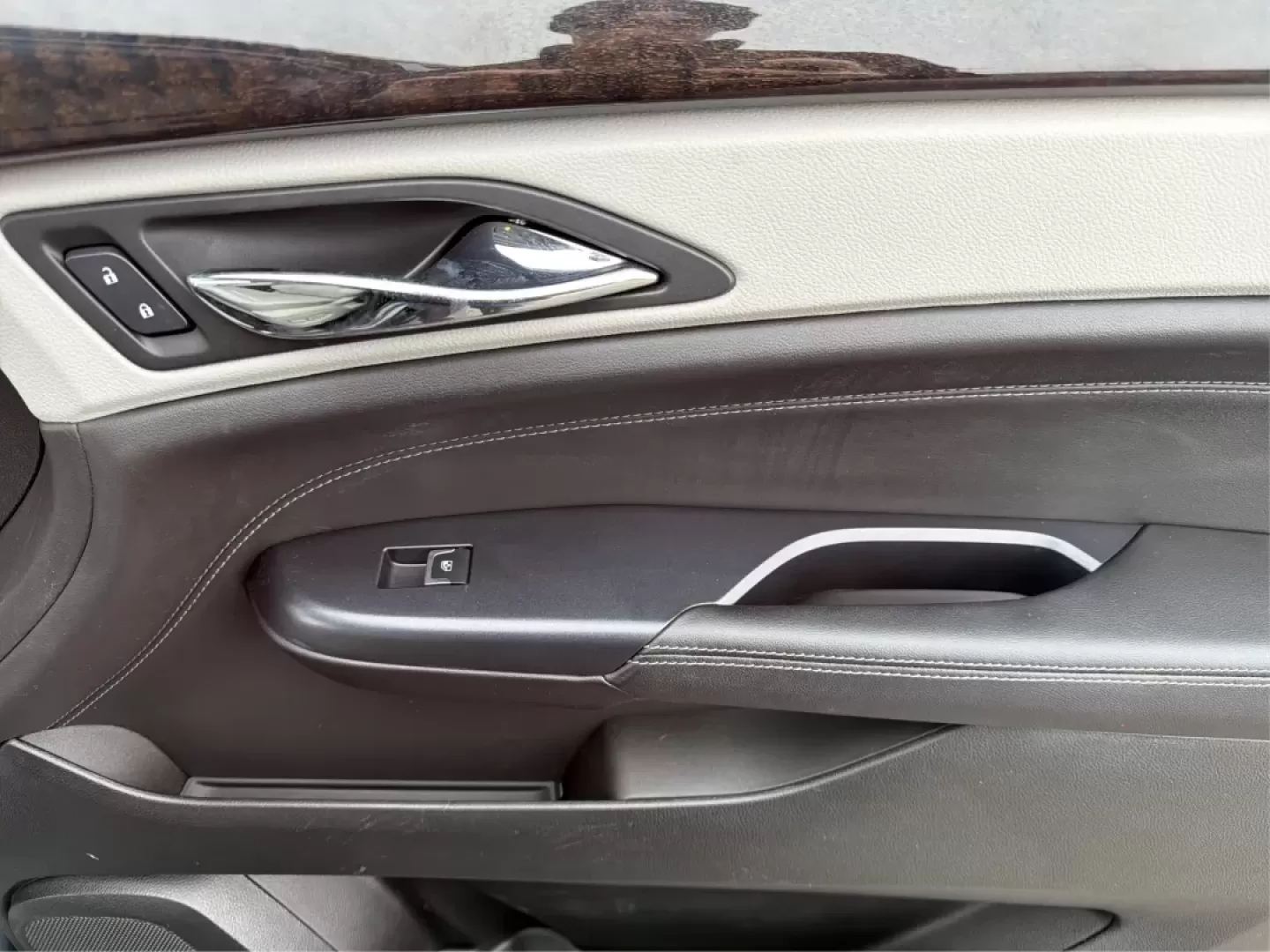 2014 Cadillac SRX Luxury Collection (3GYFNEE33ES) with an 3.6L V-6 gasoline direct injection engine, located at 1184 Kauffman Ave, Fairborn, OH, 45324, (937) 908-9800, 39.807072, -84.030914 - **Discover the Perfect Adventure Companion: 2014 Cadillac SRX Luxury Collection at Advantage Car and Credit - Fairborn**<br /> <br /> Are you ready to elevate your driving experience? Whether you're navigating the bustling streets of Fairborn, embarking on a weekend getaway, or transporting the kids - Photo#20