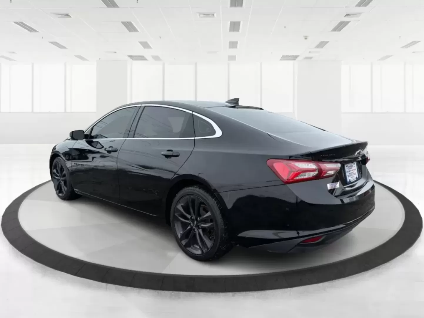 2020 Chevrolet Malibu FWD LT (1G1ZD5ST9LF) with an ECOTEC 1.5L I-4 gasoline direct injection engine, 6A transmission, located at 1184 Kauffman Ave, Fairborn, OH, 45324, (937) 908-9800, 39.807072, -84.030914 - ### Discover the 2020 Chevrolet Malibu LT: Your Perfect Commuter and Family Sedan!<br /> <br /> Are you searching for a reliable vehicle that blends comfort and efficiency for your daily commute or family outings? Look no further than the 2020 Chevrolet Malibu LT available at Advantage Car and Credi - Photo#4