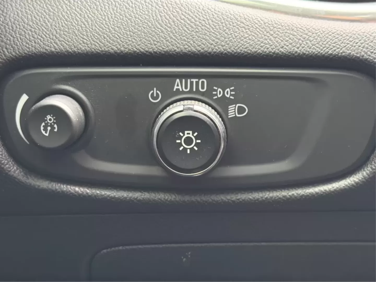 2020 Chevrolet Malibu FWD LT (1G1ZD5ST9LF) with an ECOTEC 1.5L I-4 gasoline direct injection engine, 6A transmission, located at 1184 Kauffman Ave, Fairborn, OH, 45324, (937) 908-9800, 39.807072, -84.030914 - ### Discover the 2020 Chevrolet Malibu LT: Your Perfect Commuter and Family Sedan!<br /> <br /> Are you searching for a reliable vehicle that blends comfort and efficiency for your daily commute or family outings? Look no further than the 2020 Chevrolet Malibu LT available at Advantage Car and Credi - Photo#17