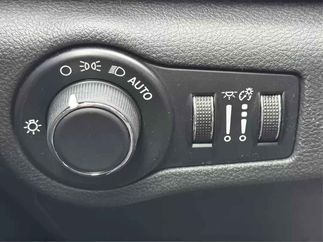 2015 Chrysler 200 Limited (1C3CCCAB2FN) with an 3.6L V-6 DOHC engine, 9-Speed Automatic transmission, located at 1184 Kauffman Ave, Fairborn, OH, 45324, (937) 908-9800, 39.807072, -84.030914 - Are you in the market for a reliable sedan that seamlessly blends comfort, performance, and style? Look no further! At Advantage Car and Credit in Fairborn, OH, we present a fantastic opportunity for you to own the 2015 Chrysler 200 Limited. This vehicle is not just a car; it's your perfect companio - Photo#17