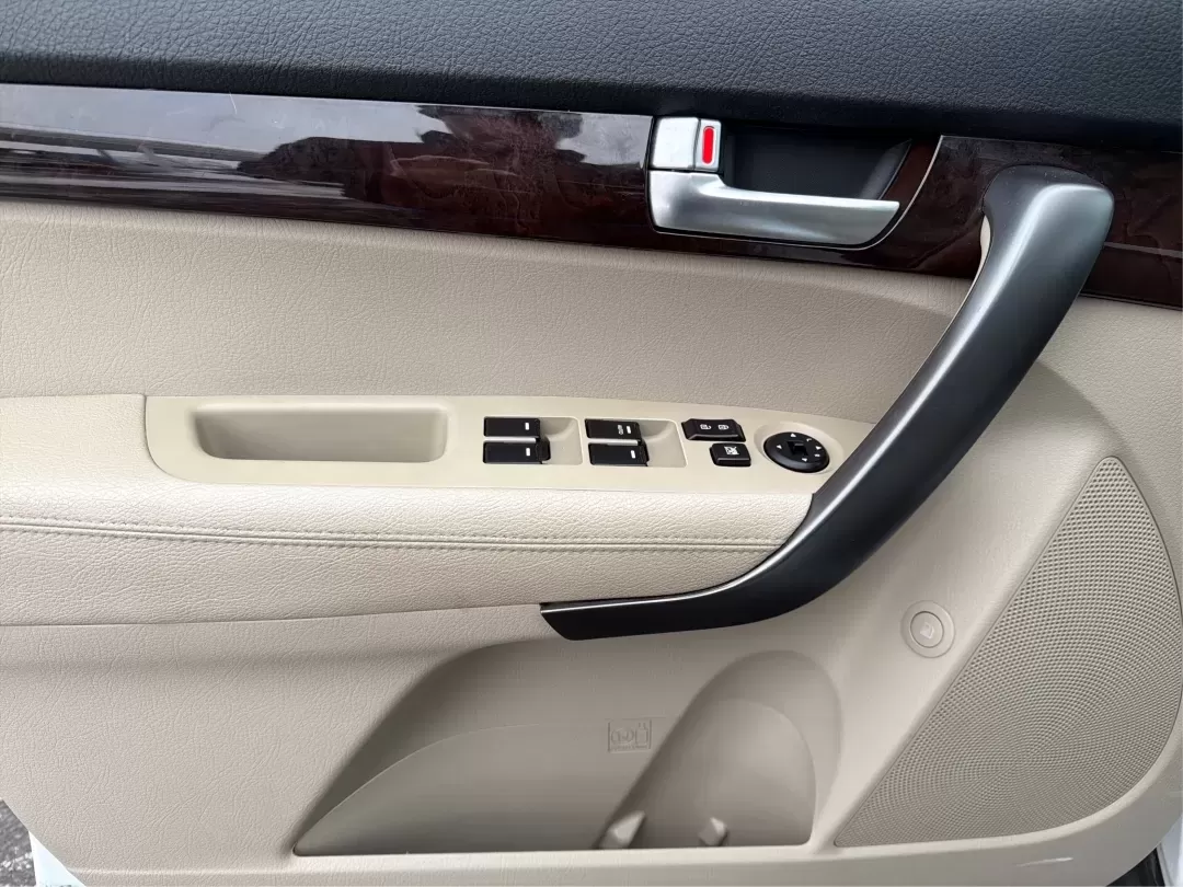 2014 Kia Sorento LX (5XYKT3A64EG) with an 2.4L I-4 gasoline direct injection engine, 6-Speed Automatic transmission, located at 880 E. National Road, Vandalia, OH, 45377, (937) 908-9800, 39.891918, -84.183594 - **Discover the 2014 Kia Sorento LX: Your Family's Perfect Adventure Companion!**<br /> <br /> Are you searching for a reliable SUV that effortlessly blends comfort, style, and functionality? Look no further than the 2014 Kia Sorento LX, available at Advantage Car and Credit in Troy, OH. This spaciou - Photo#17