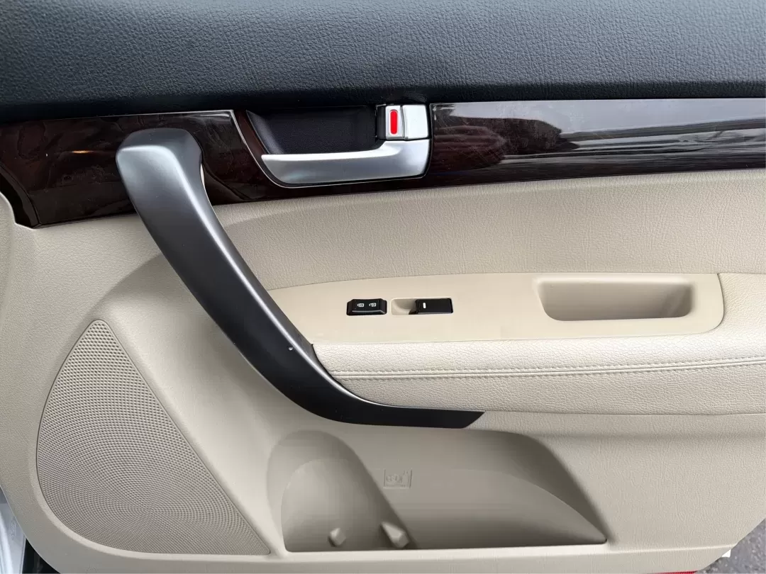 2014 Kia Sorento LX (5XYKT3A64EG) with an 2.4L I-4 gasoline direct injection engine, 6-Speed Automatic transmission, located at 880 E. National Road, Vandalia, OH, 45377, (937) 908-9800, 39.891918, -84.183594 - **Discover the 2014 Kia Sorento LX: Your Family's Perfect Adventure Companion!**<br /> <br /> Are you searching for a reliable SUV that effortlessly blends comfort, style, and functionality? Look no further than the 2014 Kia Sorento LX, available at Advantage Car and Credit in Troy, OH. This spaciou - Photo#18