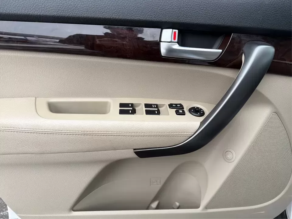 2014 Kia Sorento LX (5XYKT3A64EG) with an 2.4L I-4 gasoline direct injection engine, 6-Speed Automatic transmission, located at 4508 South Dixie Dr, Moraine, OH, 45439, (937) 908-9800, 39.689976, -84.218452 - **Discover the 2014 Kia Sorento LX: Your Family's Perfect Adventure Companion!**<br /> <br /> Are you searching for a reliable SUV that effortlessly blends comfort, style, and functionality? Look no further than the 2014 Kia Sorento LX, available at Advantage Car and Credit in Troy, OH. This spaciou - Photo#17