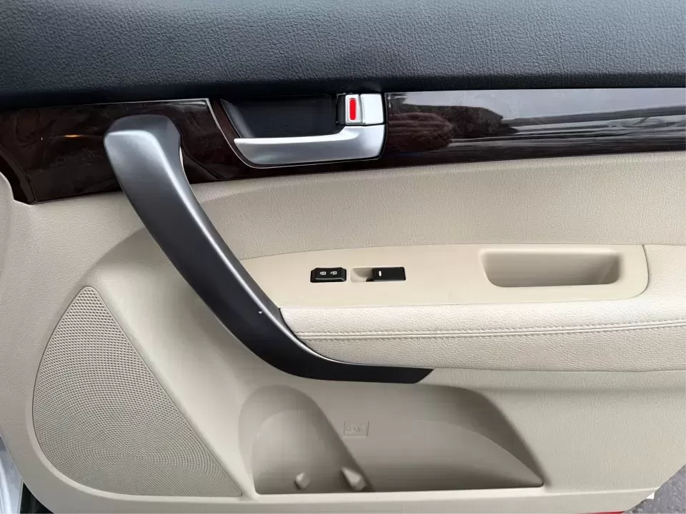 2014 Kia Sorento LX (5XYKT3A64EG) with an 2.4L I-4 gasoline direct injection engine, 6-Speed Automatic transmission, located at 4508 South Dixie Dr, Moraine, OH, 45439, (937) 908-9800, 39.689976, -84.218452 - **Discover the 2014 Kia Sorento LX: Your Family's Perfect Adventure Companion!**<br /> <br /> Are you searching for a reliable SUV that effortlessly blends comfort, style, and functionality? Look no further than the 2014 Kia Sorento LX, available at Advantage Car and Credit in Troy, OH. This spaciou - Photo#18