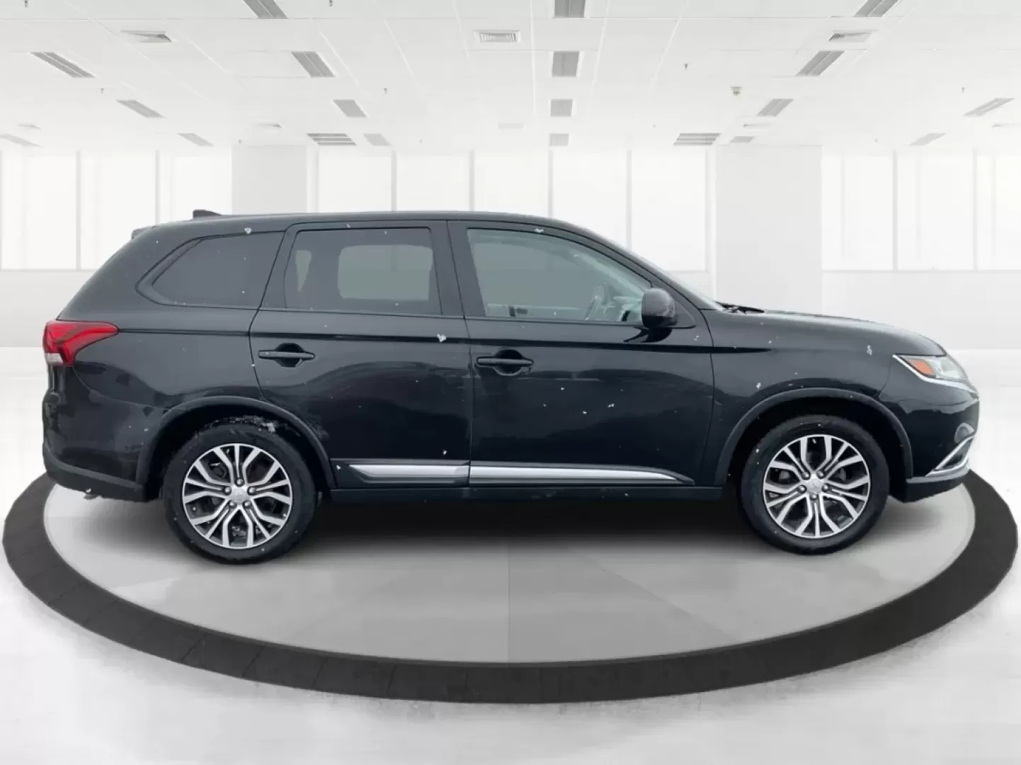 2017 Mitsubishi Outlander ES (JA4AD2A35HZ) with an 2.4L I-4 variable valve control engine, located at 1184 Kauffman Ave, Fairborn, OH, 45324, (937) 908-9800, 39.807072, -84.030914 - 2017 Mitsubishi Outlander ES - Photo#1