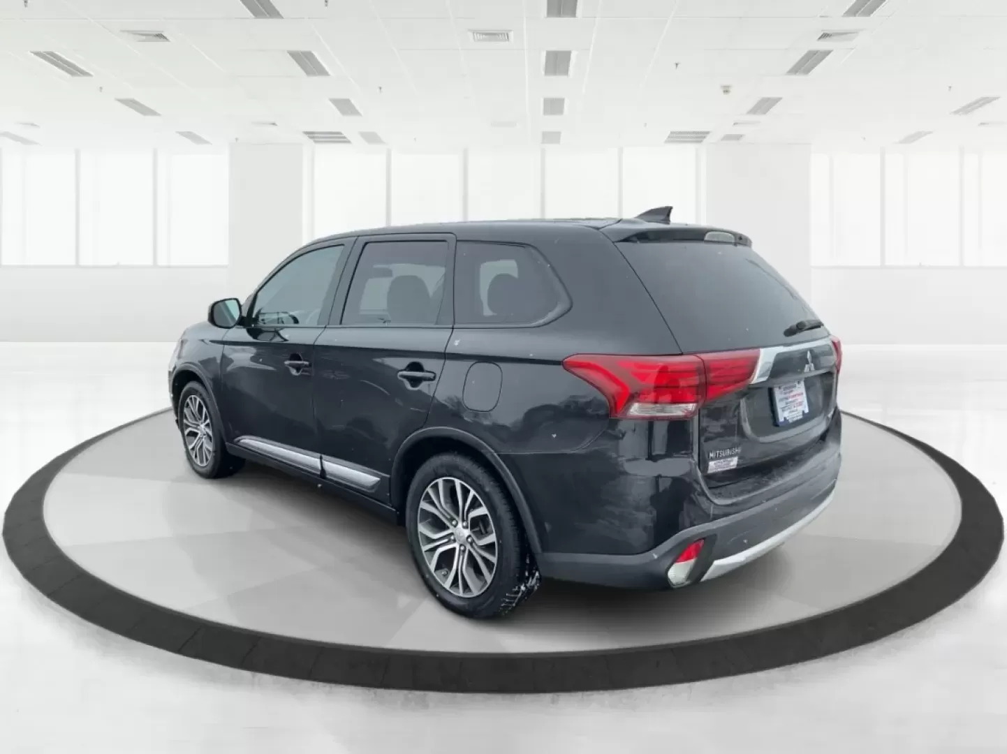 2017 Mitsubishi Outlander ES (JA4AD2A35HZ) with an 2.4L I-4 variable valve control engine, located at 1184 Kauffman Ave, Fairborn, OH, 45324, (937) 908-9800, 39.807072, -84.030914 - 2017 Mitsubishi Outlander ES - Photo#4
