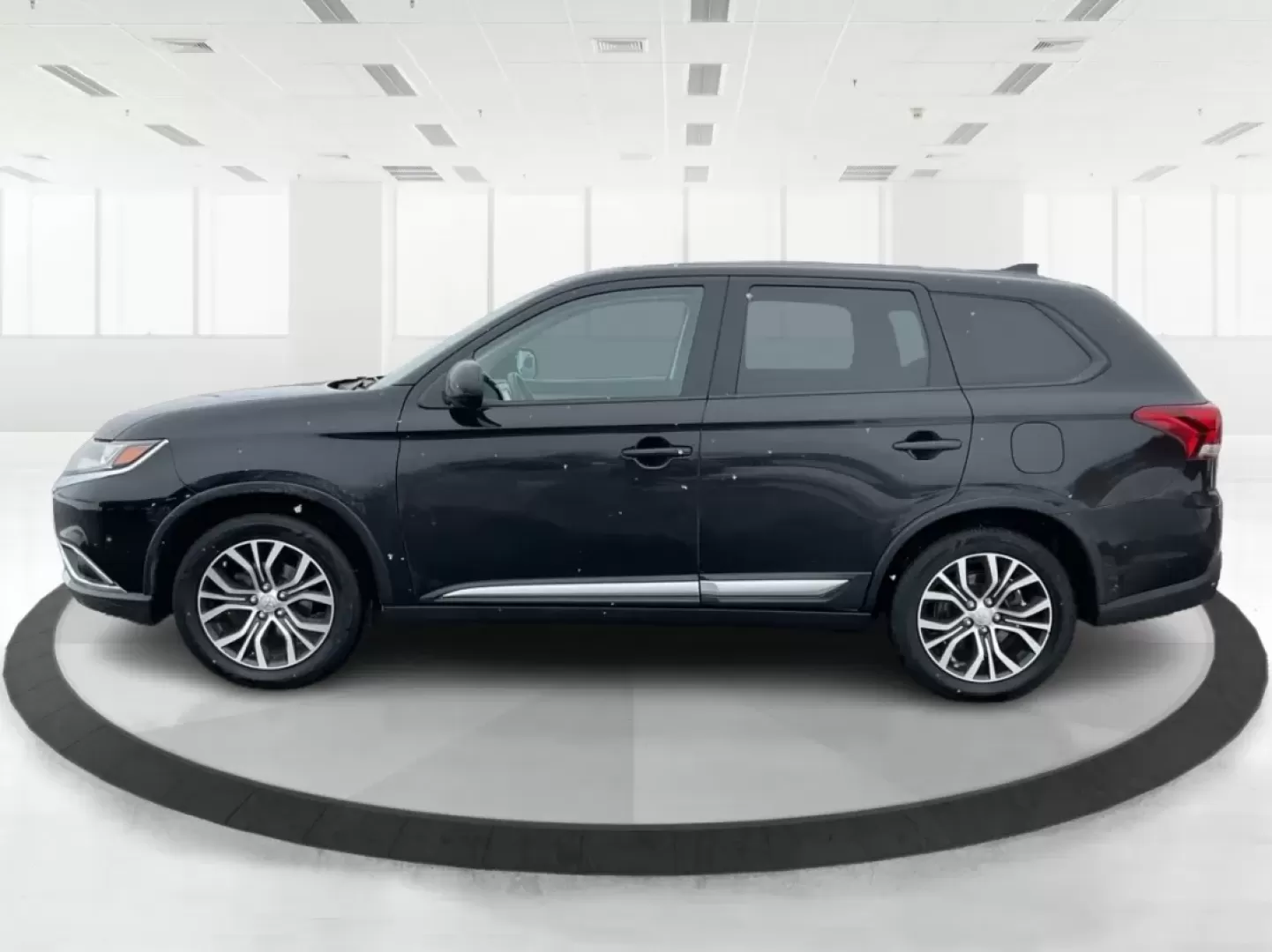 2017 Mitsubishi Outlander ES (JA4AD2A35HZ) with an 2.4L I-4 variable valve control engine, located at 1184 Kauffman Ave, Fairborn, OH, 45324, (937) 908-9800, 39.807072, -84.030914 - 2017 Mitsubishi Outlander ES - Photo#5