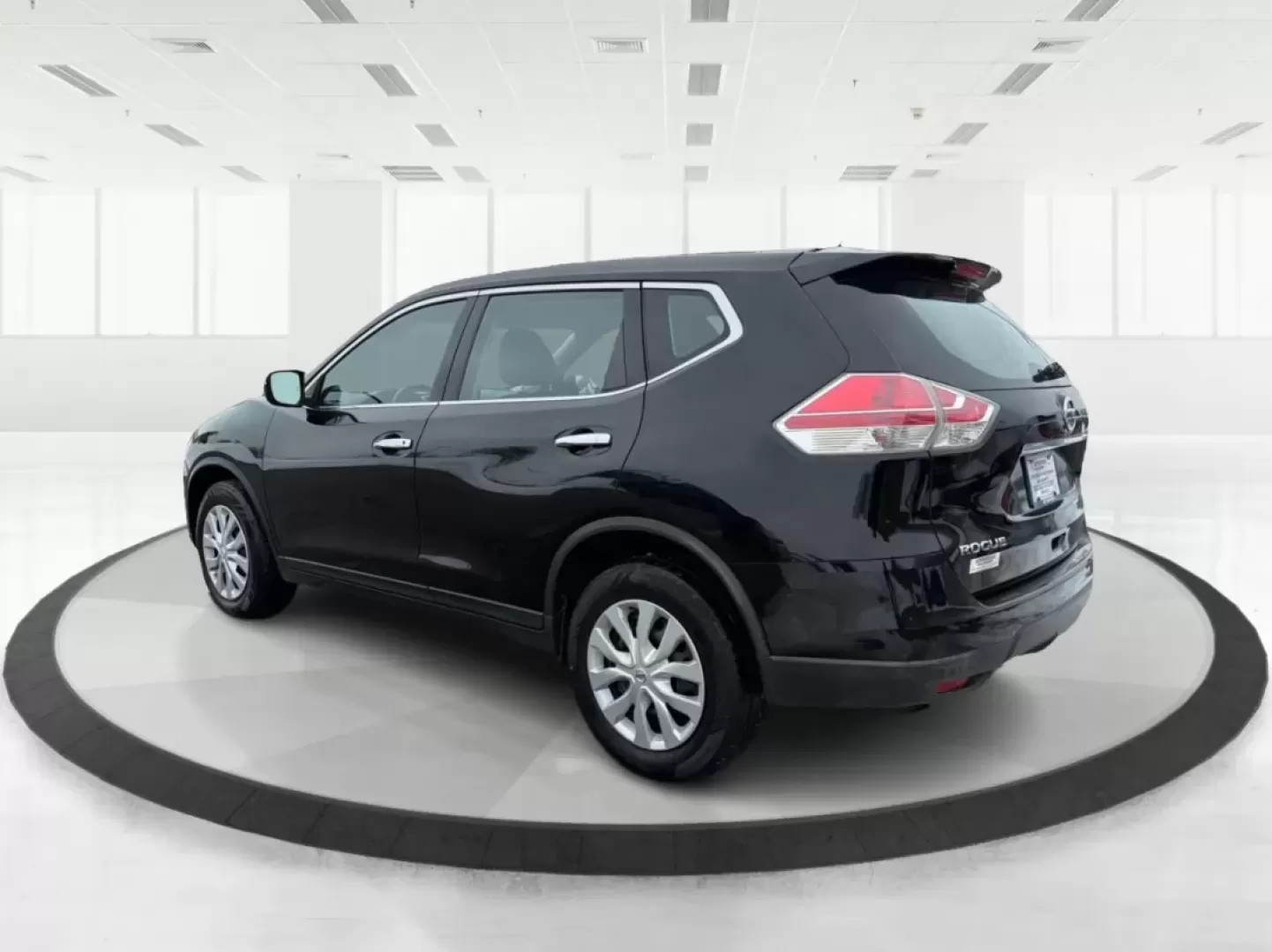 2015 Nissan Rogue S (KNMAT2MV8FP) with an 2.5L I-4 DOHC engine, Continuously Variable Transmission transmission, located at 880 E. National Road, Vandalia, OH, 45377, (937) 908-9800, 39.891918, -84.183594 - **Discover Your Next Adventure with the 2015 Nissan Rogue at Advantage Car and Credit - Vandalia!**<br /> <br /> Are you ready to elevate your driving experience? Whether you're a growing family in need of a reliable vehicle, a commuter craving comfort, or an adventure-seeker looking for your next r - Photo#4