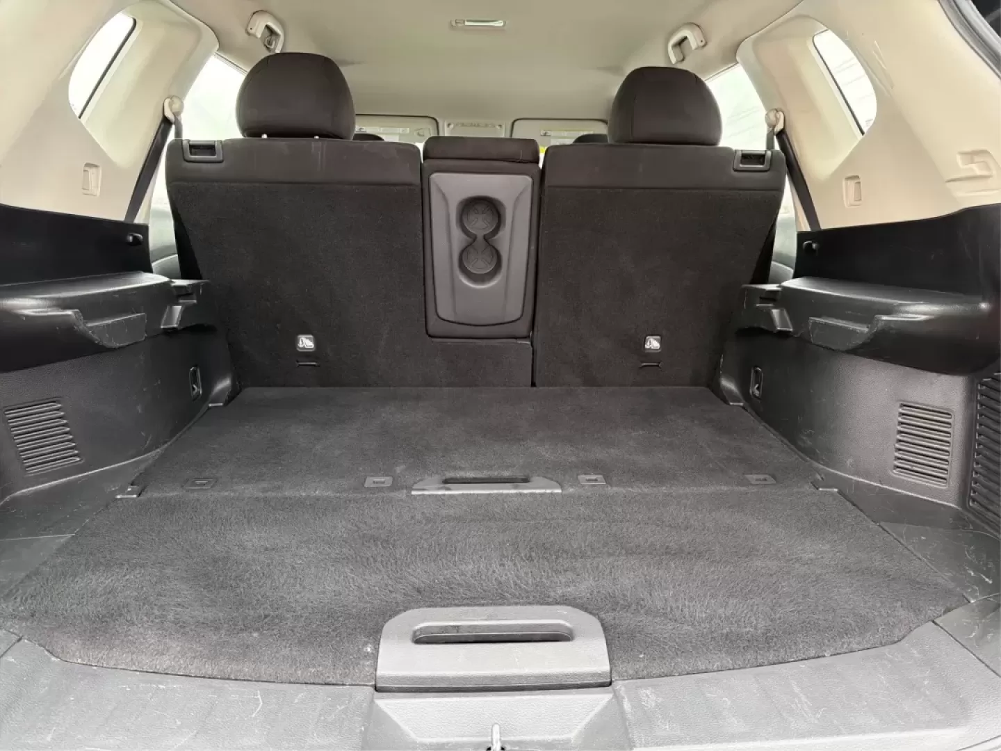 2015 Nissan Rogue S (KNMAT2MV8FP) with an 2.5L I-4 DOHC engine, Continuously Variable Transmission transmission, located at 880 E. National Road, Vandalia, OH, 45377, (937) 908-9800, 39.891918, -84.183594 - **Discover Your Next Adventure with the 2015 Nissan Rogue at Advantage Car and Credit - Vandalia!**<br /> <br /> Are you ready to elevate your driving experience? Whether you're a growing family in need of a reliable vehicle, a commuter craving comfort, or an adventure-seeker looking for your next r - Photo#12