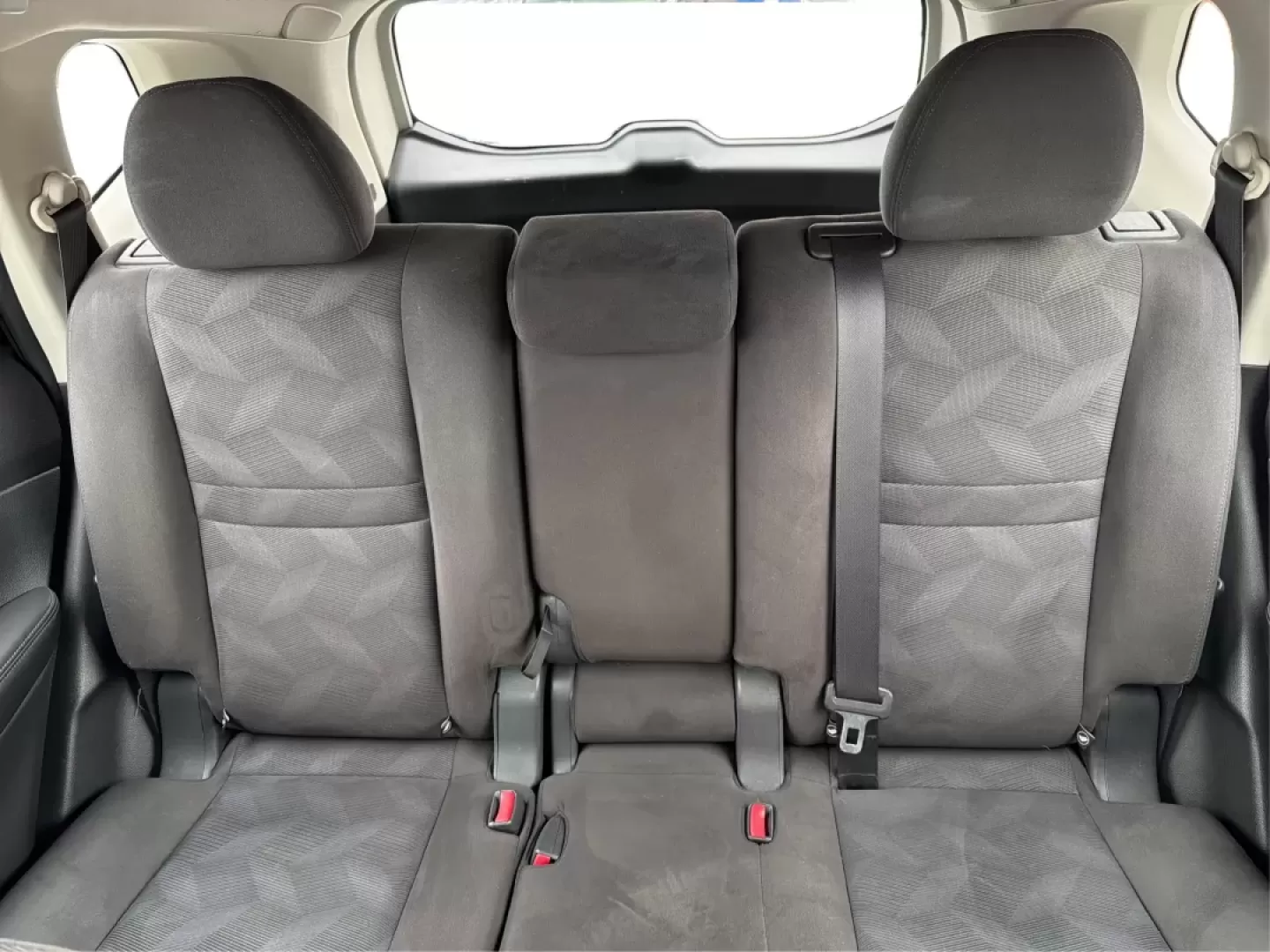 2015 Nissan Rogue S (KNMAT2MV8FP) with an 2.5L I-4 DOHC engine, Continuously Variable Transmission transmission, located at 880 E. National Road, Vandalia, OH, 45377, (937) 908-9800, 39.891918, -84.183594 - **Discover Your Next Adventure with the 2015 Nissan Rogue at Advantage Car and Credit - Vandalia!**<br /> <br /> Are you ready to elevate your driving experience? Whether you're a growing family in need of a reliable vehicle, a commuter craving comfort, or an adventure-seeker looking for your next r - Photo#14