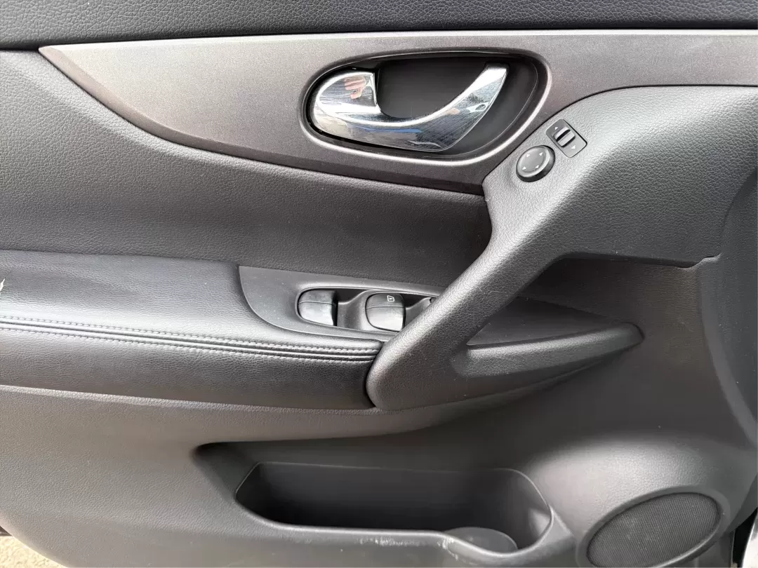 2015 Nissan Rogue S (KNMAT2MV8FP) with an 2.5L I-4 DOHC engine, Continuously Variable Transmission transmission, located at 880 E. National Road, Vandalia, OH, 45377, (937) 908-9800, 39.891918, -84.183594 - **Discover Your Next Adventure with the 2015 Nissan Rogue at Advantage Car and Credit - Vandalia!**<br /> <br /> Are you ready to elevate your driving experience? Whether you're a growing family in need of a reliable vehicle, a commuter craving comfort, or an adventure-seeker looking for your next r - Photo#17