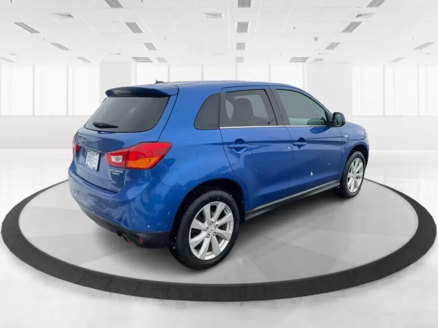 2015 Mitsubishi Outlander SE (4A4AR4AU6FE) with an 2L I-4 DOHC engine, located at 401 Woodman Dr, Riverside, OH, 45431, (937) 908-9800, 39.760899, -84.123421 - **Discover Your Next Adventure with the 2015 Mitsubishi Outlander SE at Advantage Car and Credit - Riverside!**<br /> <br /> Are you ready to elevate your family outings or weekend getaways? The 2015 Mitsubishi Outlander SE is the perfect companion for those who crave versatility and comfort. Design - Photo#2