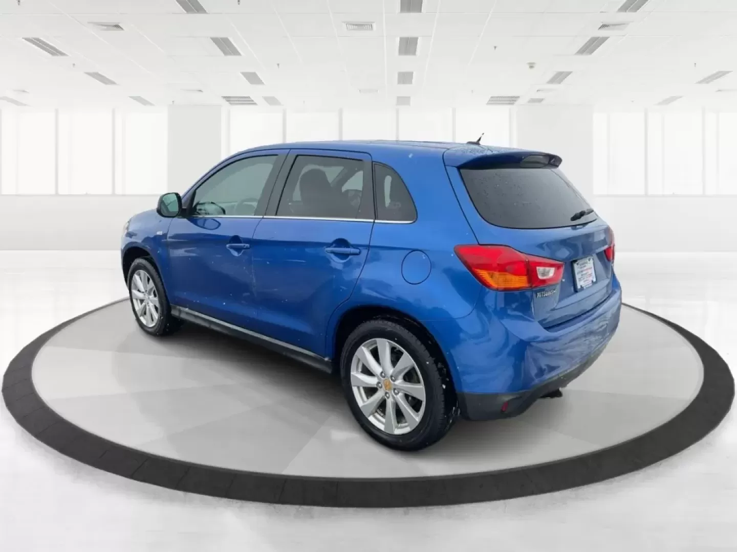 2015 Mitsubishi Outlander SE (4A4AR4AU6FE) with an 2L I-4 DOHC engine, located at 401 Woodman Dr, Riverside, OH, 45431, (937) 908-9800, 39.760899, -84.123421 - **Discover Your Next Adventure with the 2015 Mitsubishi Outlander SE at Advantage Car and Credit - Riverside!**<br /> <br /> Are you ready to elevate your family outings or weekend getaways? The 2015 Mitsubishi Outlander SE is the perfect companion for those who crave versatility and comfort. Design - Photo#3