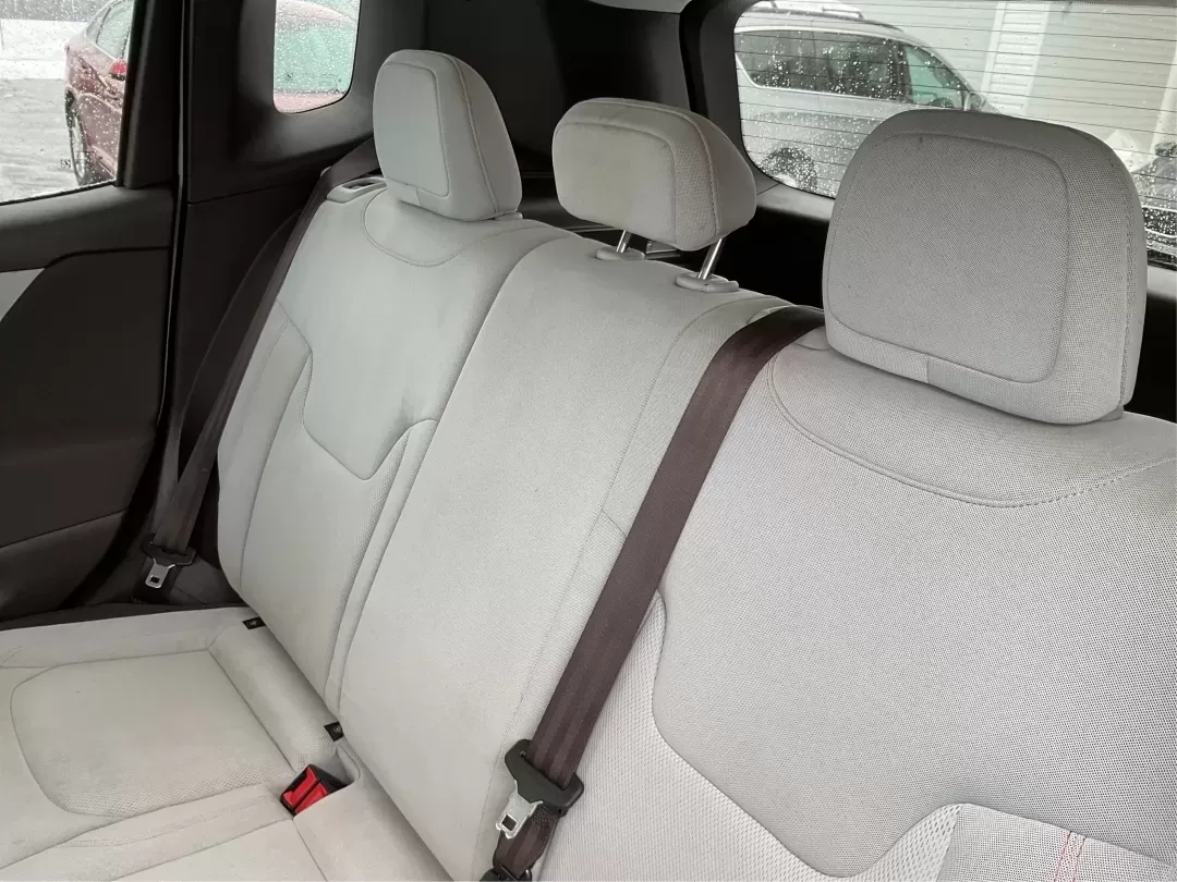 2015 Jeep Renegade Latitude (ZACCJBBT4FP) with an 2.4L L4 engine, 6-Speed Manual transmission, located at 1230 East Main St, Xenia, OH, 45385, (937) 908-9800, 39.688026, -83.910172 - Ready for a life that doesn't stop when the pavement ends? This 2015 Jeep Renegade Latitude 4WD in Alpine White is built for the Xenia lifestyle-weekday commutes down US-35, quick runs to grocery stores near downtown, and spontaneous weekend getaways to Caesar Creek State Park or John Bryan State Pa - Photo#10