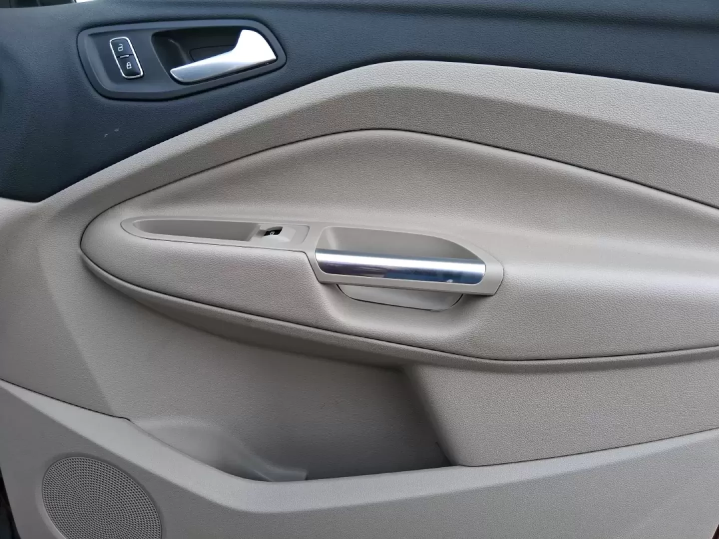 2016 Ford Escape SE (1FMCU0G71GU) with an 2.5L L4 DOHC 16V engine, 6-Speed Automatic transmission, located at 401 Woodman Dr, Riverside, OH, 45431, (937) 908-9800, 39.760899, -84.123421 - Need an SUV that can handle school drop-offs, I675 commutes, and spontaneous weekend getaways to Carillon Historical Park or a day at the National Museum of the U.S. Air Force? This 2016 Ford Escape SE in eye-catching Sunset is built for real-life schedules-easy to park, comfortable for longer drive - Photo#19