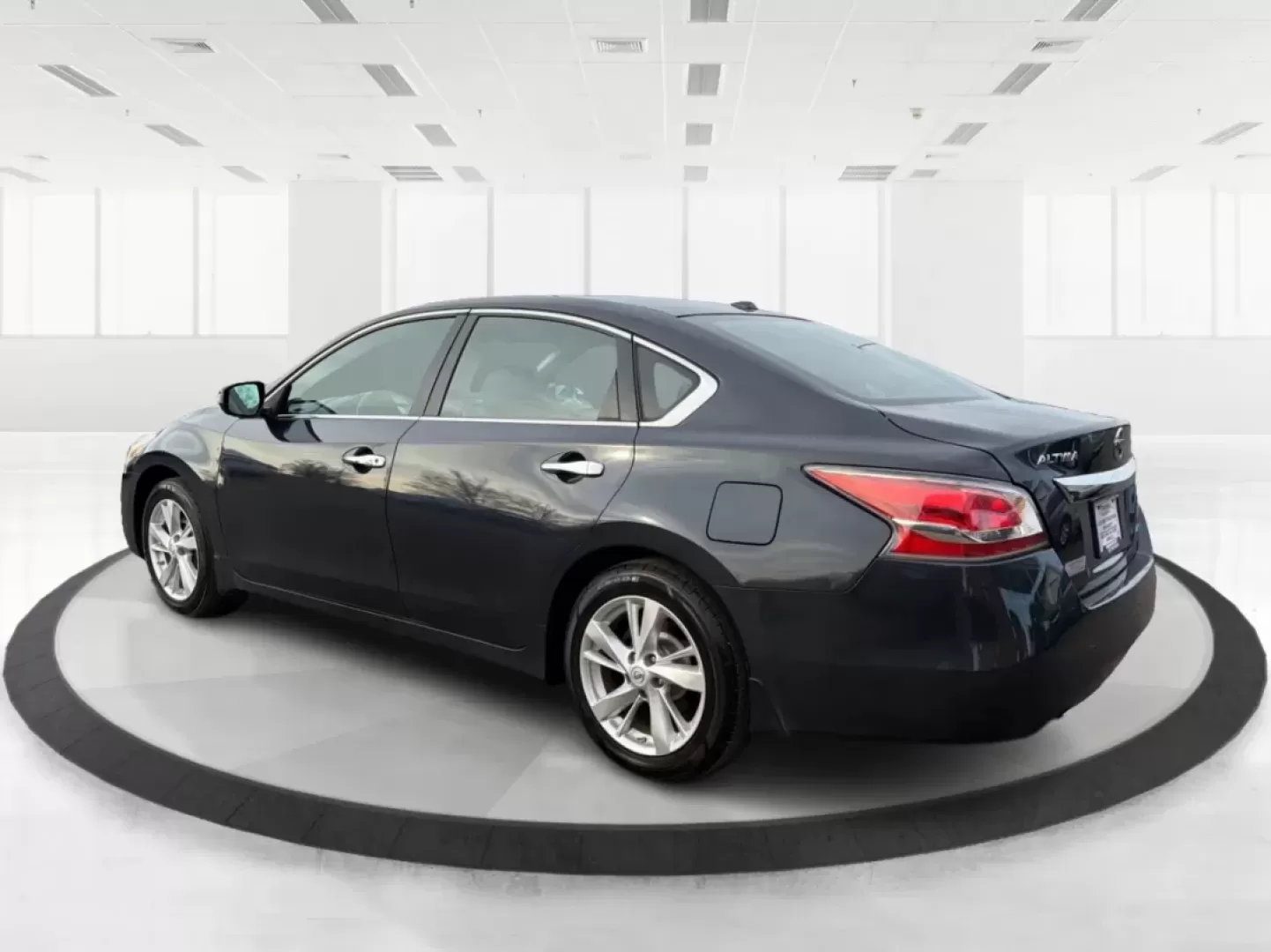 2015 Nissan Altima 2.5 SL (1N4AL3AP4FC) with an 2.5L I-4 DOHC engine, Continuously Variable Transmission transmission, located at 401 Woodman Dr, Riverside, OH, 45431, (937) 908-9800, 39.760899, -84.123421 - Picture your next week going smoother: a comfortable sedan for the daily drive down I-675, an easy run to The Greene for errands, and a relaxed weekend cruise along the river near Eastwood MetroPark-all without stretching your budget. This 2015 Nissan Altima 2.5 SL in Storm is a smart fit for commut - Photo#4