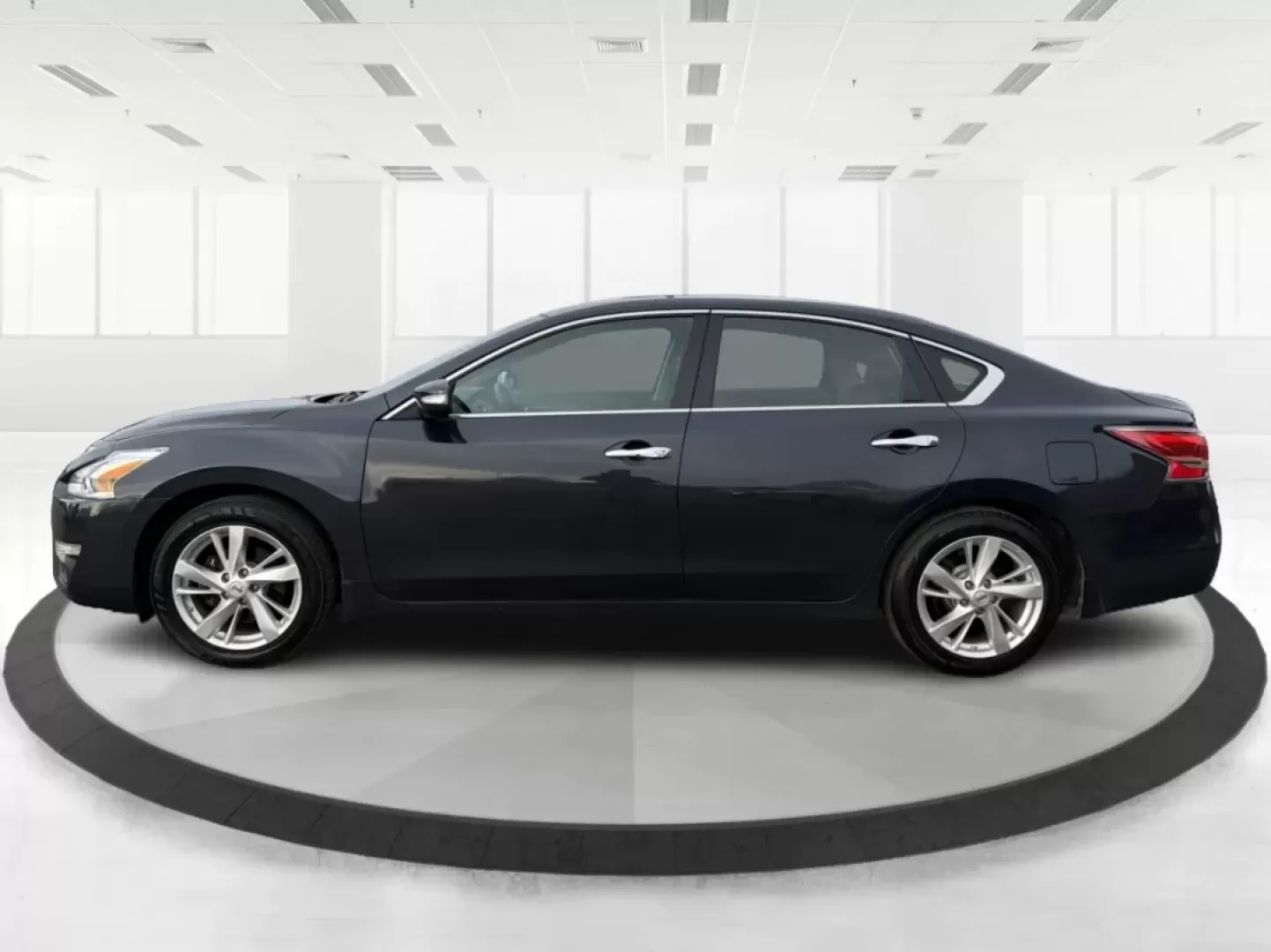 2015 Nissan Altima 2.5 SL (1N4AL3AP4FC) with an 2.5L I-4 DOHC engine, Continuously Variable Transmission transmission, located at 401 Woodman Dr, Riverside, OH, 45431, (937) 908-9800, 39.760899, -84.123421 - Picture your next week going smoother: a comfortable sedan for the daily drive down I-675, an easy run to The Greene for errands, and a relaxed weekend cruise along the river near Eastwood MetroPark-all without stretching your budget. This 2015 Nissan Altima 2.5 SL in Storm is a smart fit for commut - Photo#5