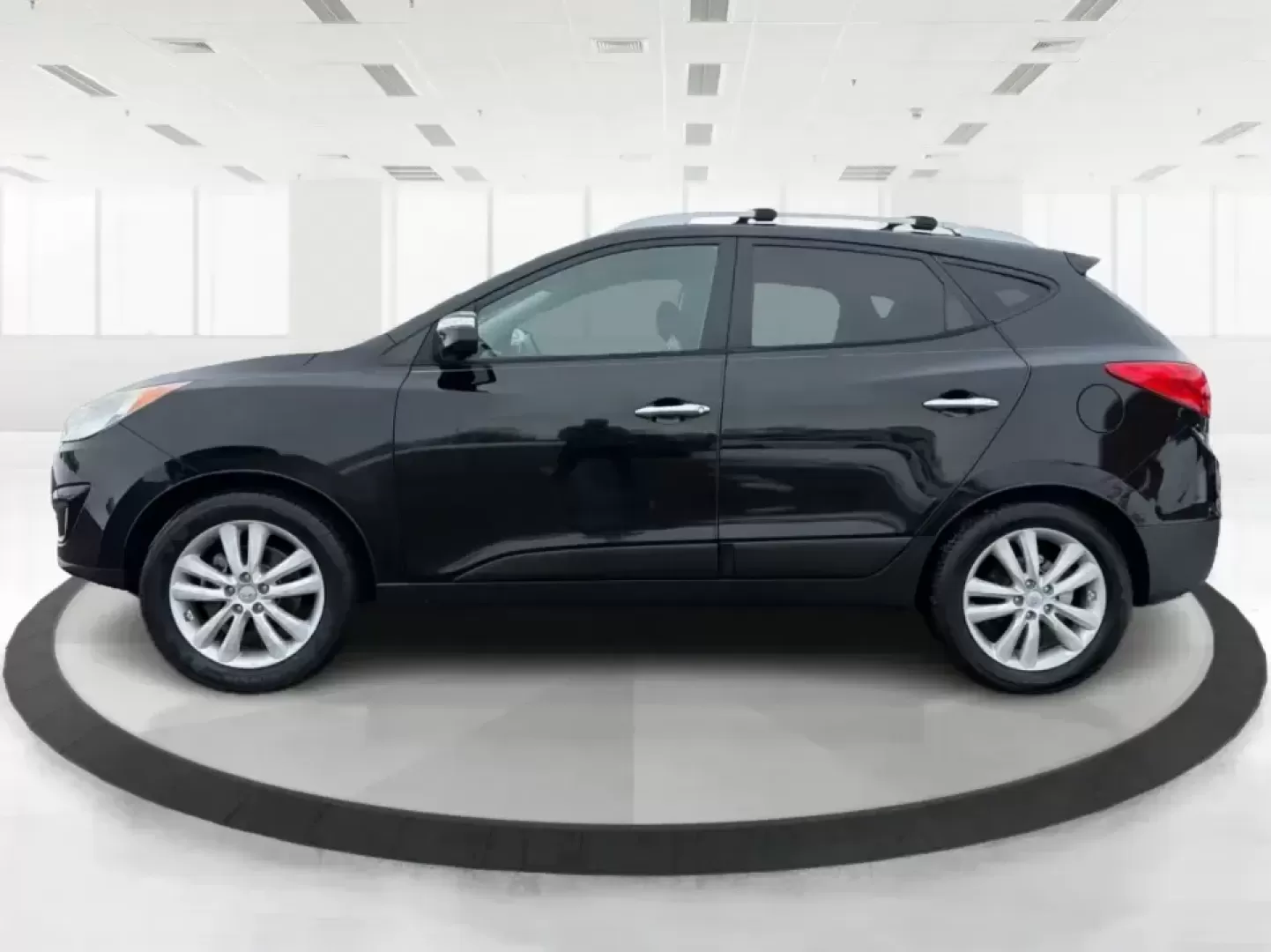 2012 Hyundai Tucson Limited (KM8JU3AC5CU) with an Theta II 2.4L I-4 DOHC engine, 6-Speed Automatic transmission, located at 880 E. National Road, Vandalia, OH, 45377, (937) 908-9800, 39.891918, -84.183594 - Need a dependable SUV that fits real life-school drop-offs, I-75 commuting, and weekend getaways to Taylorsville MetroPark-without the stress of traditional bank rules? This 2012 Hyundai Tucson Limited in Ash Black is a smart, comfortable choice for Vandalia drivers who want a practical daily vehicl - Photo#5