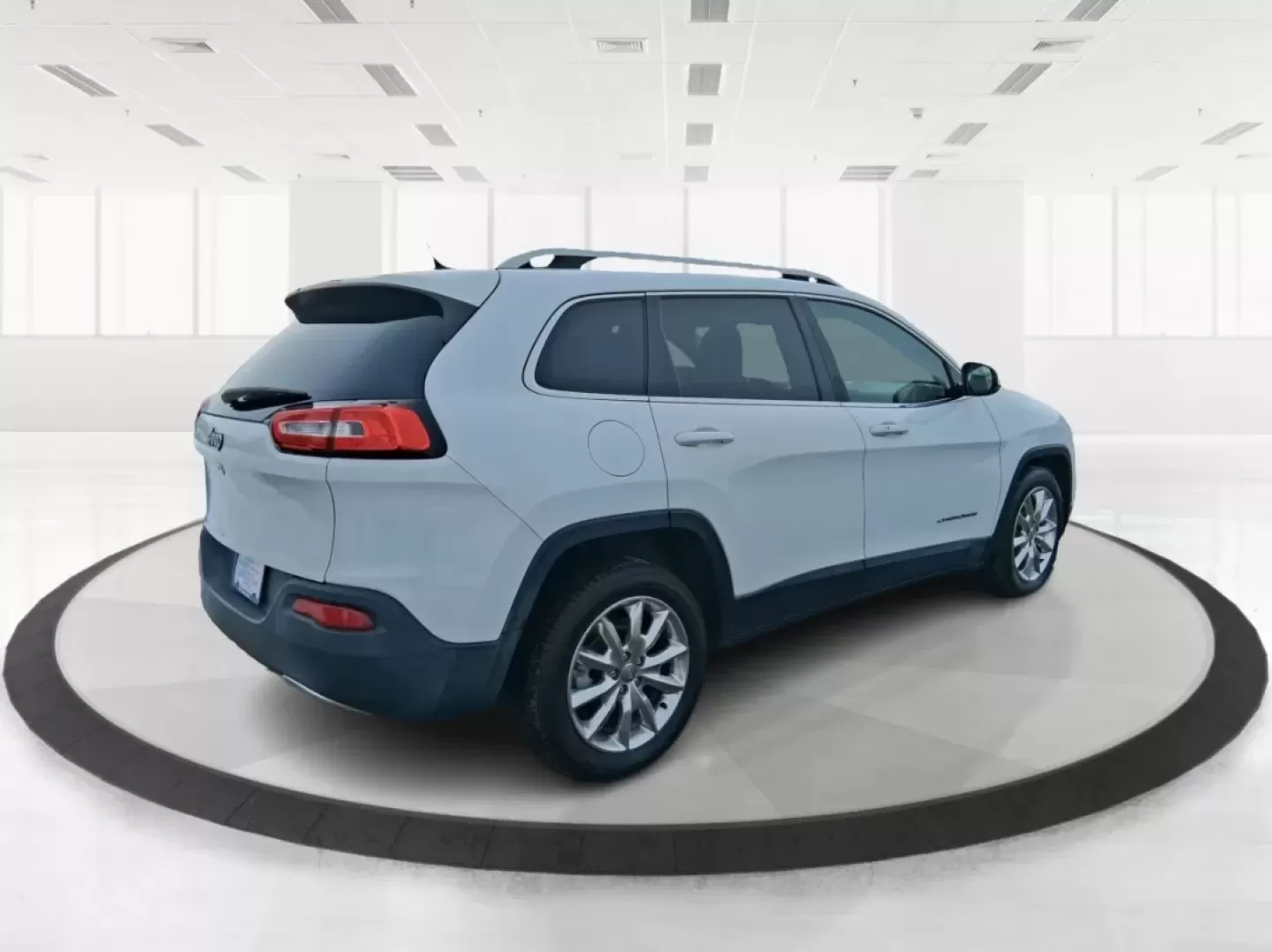 2014 Jeep Cherokee Limited (1C4PJLDB5EW) with an 2.4L L4 DOHC 16V engine, 9-Speed Automatic transmission, located at 401 Woodman Dr, Riverside, OH, 45431, (937) 908-9800, 39.760899, -84.123421 - Picture your next Ohio weekend: loading up the cooler, pointing the hood toward Eastwood MetroPark, and cruising I-675 or US35 with room for friends, gear, and comfort. This 2014 Jeep Cherokee Limited is the kind of crossover that fits real life in Riverside-school runs, long commutes to Wright-Patt - Photo#2