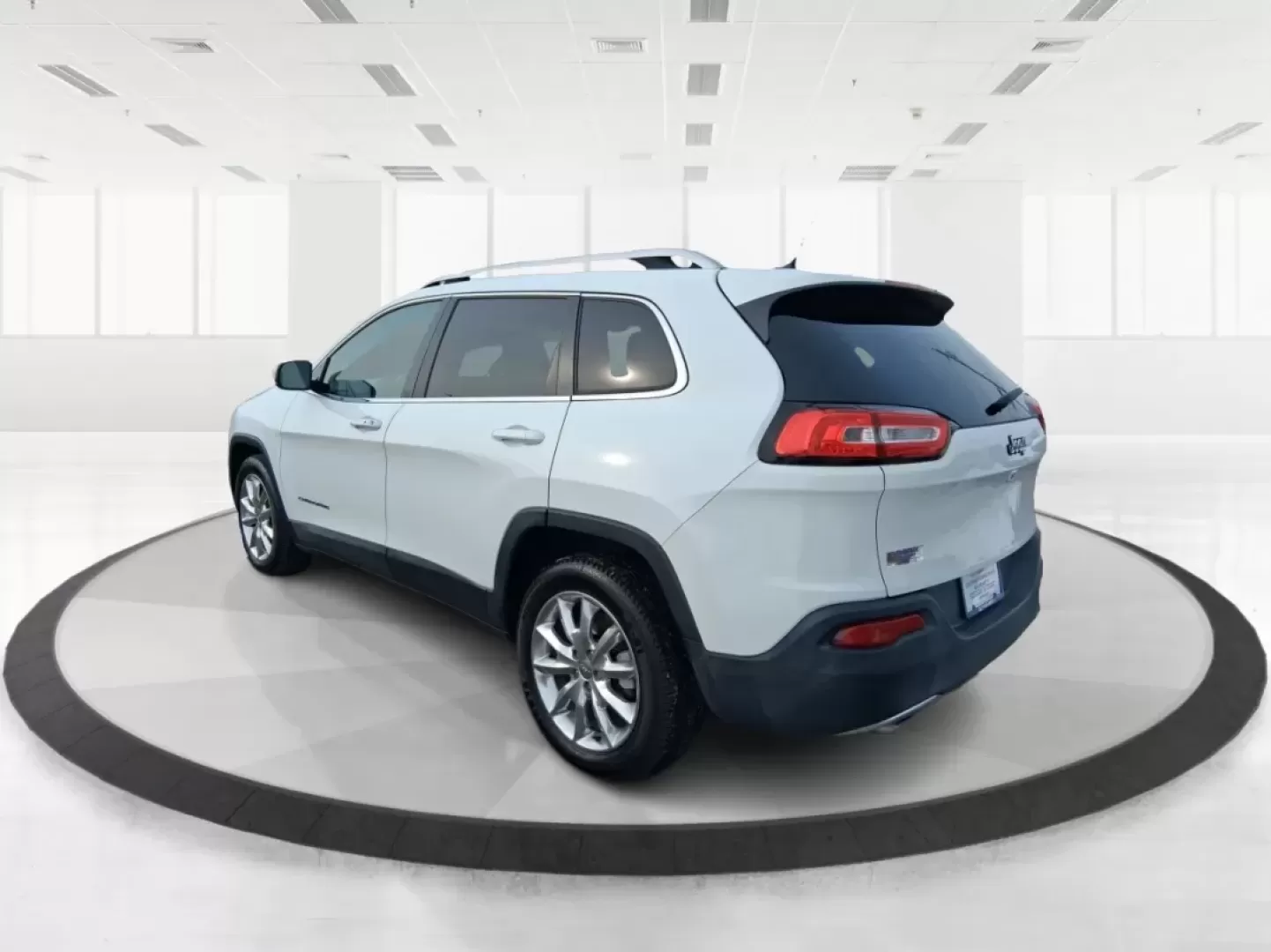 2014 Jeep Cherokee Limited (1C4PJLDB5EW) with an 2.4L L4 DOHC 16V engine, 9-Speed Automatic transmission, located at 401 Woodman Dr, Riverside, OH, 45431, (937) 908-9800, 39.760899, -84.123421 - Picture your next Ohio weekend: loading up the cooler, pointing the hood toward Eastwood MetroPark, and cruising I-675 or US35 with room for friends, gear, and comfort. This 2014 Jeep Cherokee Limited is the kind of crossover that fits real life in Riverside-school runs, long commutes to Wright-Patt - Photo#4