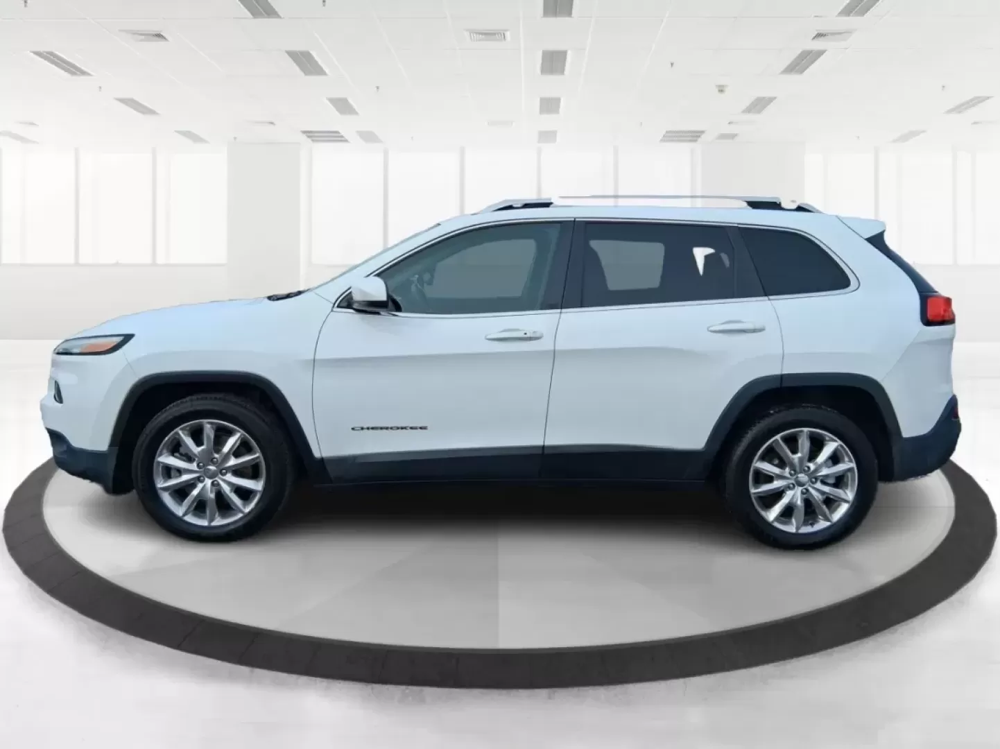 2014 Jeep Cherokee Limited (1C4PJLDB5EW) with an 2.4L L4 DOHC 16V engine, 9-Speed Automatic transmission, located at 401 Woodman Dr, Riverside, OH, 45431, (937) 908-9800, 39.760899, -84.123421 - Picture your next Ohio weekend: loading up the cooler, pointing the hood toward Eastwood MetroPark, and cruising I-675 or US35 with room for friends, gear, and comfort. This 2014 Jeep Cherokee Limited is the kind of crossover that fits real life in Riverside-school runs, long commutes to Wright-Patt - Photo#5