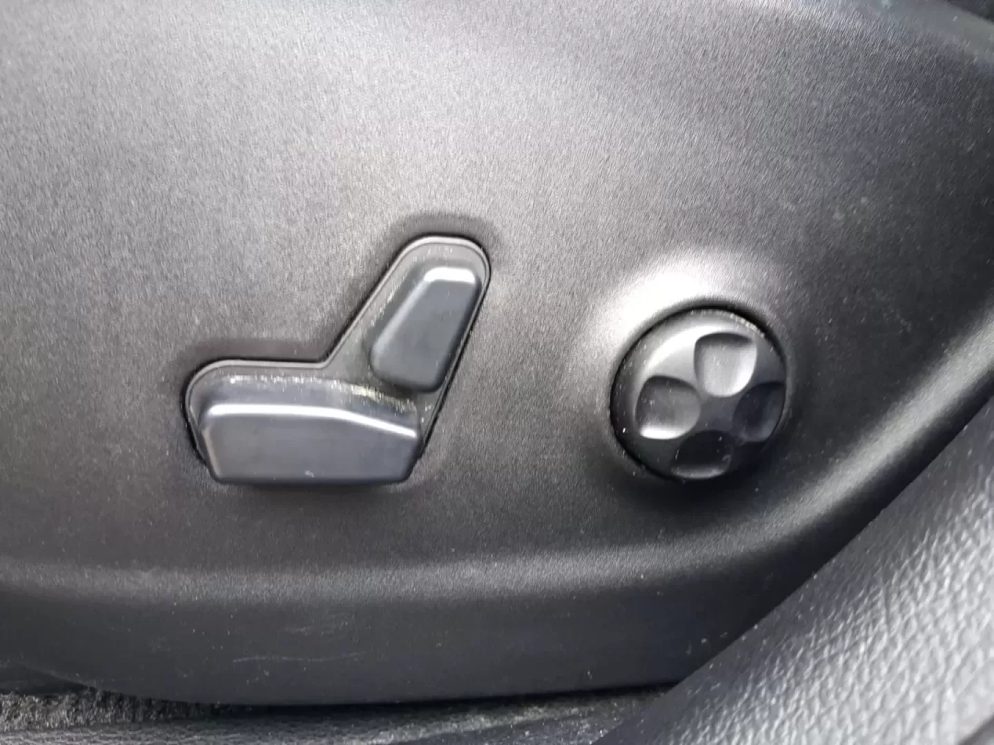 2014 Jeep Cherokee Limited (1C4PJLDB5EW) with an 2.4L L4 DOHC 16V engine, 9-Speed Automatic transmission, located at 401 Woodman Dr, Riverside, OH, 45431, (937) 908-9800, 39.760899, -84.123421 - Picture your next Ohio weekend: loading up the cooler, pointing the hood toward Eastwood MetroPark, and cruising I-675 or US35 with room for friends, gear, and comfort. This 2014 Jeep Cherokee Limited is the kind of crossover that fits real life in Riverside-school runs, long commutes to Wright-Patt - Photo#18