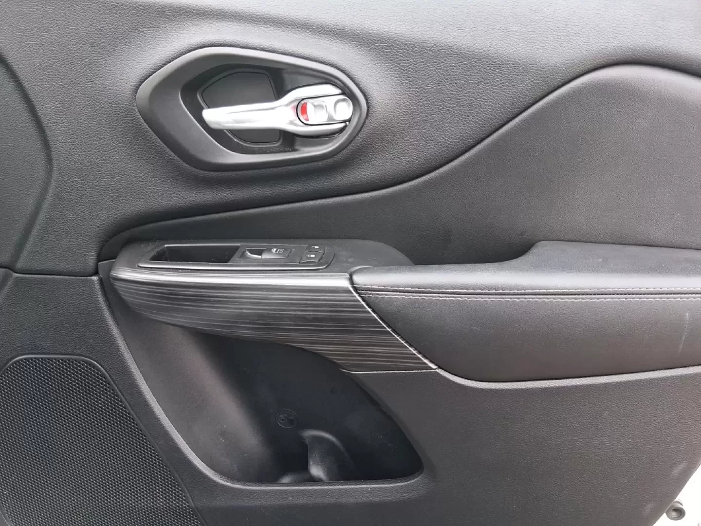 2014 Jeep Cherokee Limited (1C4PJLDB5EW) with an 2.4L L4 DOHC 16V engine, 9-Speed Automatic transmission, located at 401 Woodman Dr, Riverside, OH, 45431, (937) 908-9800, 39.760899, -84.123421 - Picture your next Ohio weekend: loading up the cooler, pointing the hood toward Eastwood MetroPark, and cruising I-675 or US35 with room for friends, gear, and comfort. This 2014 Jeep Cherokee Limited is the kind of crossover that fits real life in Riverside-school runs, long commutes to Wright-Patt - Photo#20