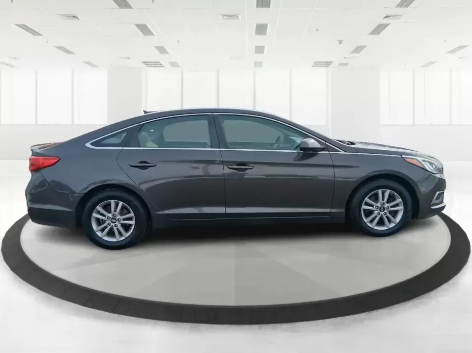 2016 Hyundai Sonata SE (5NPE24AF9GH) with an 2.4L I-4 gasoline direct injection engine, 7A transmission, located at 401 Woodman Dr, Riverside, OH, 45431, (937) 908-9800, 39.760899, -84.123421 - Need a dependable daily driver that can handle the school run, the I-75 commute, and the occasional weekend getaway without draining your budget? This 2016 Hyundai Sonata SE in rich Dark Truffle is the kind of comfortable, efficient sedan that fits real life in Vandalia-easy to park, smooth on longe - Photo#1