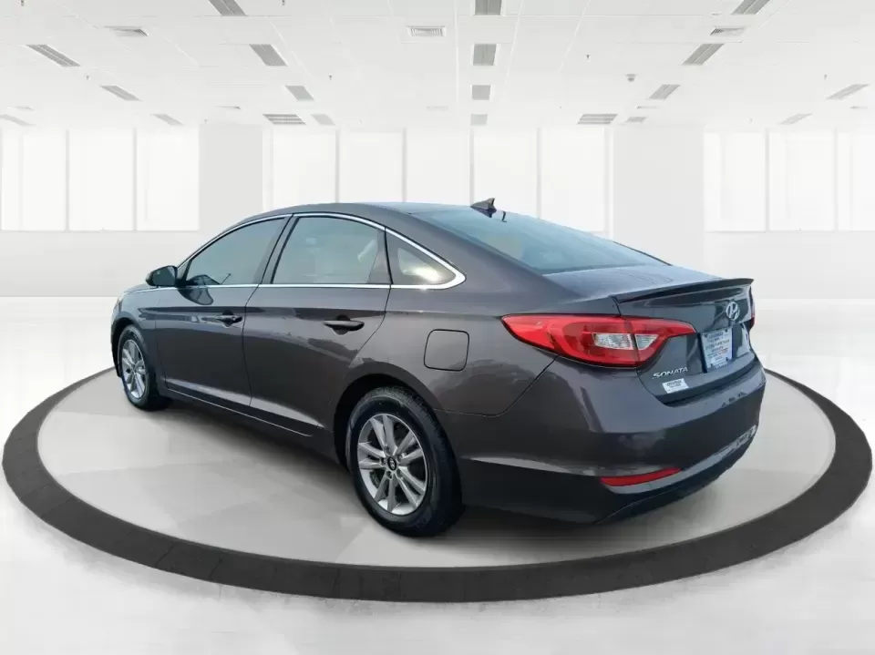 2016 Hyundai Sonata SE (5NPE24AF9GH) with an 2.4L I-4 gasoline direct injection engine, 7A transmission, located at 401 Woodman Dr, Riverside, OH, 45431, (937) 908-9800, 39.760899, -84.123421 - Need a dependable daily driver that can handle the school run, the I-75 commute, and the occasional weekend getaway without draining your budget? This 2016 Hyundai Sonata SE in rich Dark Truffle is the kind of comfortable, efficient sedan that fits real life in Vandalia-easy to park, smooth on longe - Photo#4