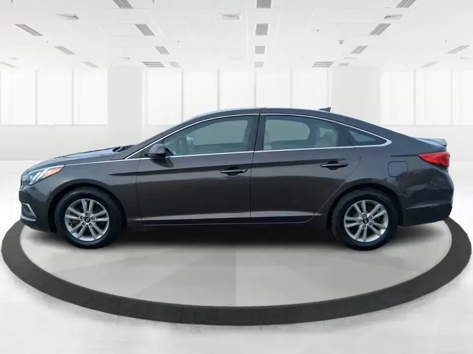 2016 Hyundai Sonata SE (5NPE24AF9GH) with an 2.4L I-4 gasoline direct injection engine, 7A transmission, located at 401 Woodman Dr, Riverside, OH, 45431, (937) 908-9800, 39.760899, -84.123421 - Need a dependable daily driver that can handle the school run, the I-75 commute, and the occasional weekend getaway without draining your budget? This 2016 Hyundai Sonata SE in rich Dark Truffle is the kind of comfortable, efficient sedan that fits real life in Vandalia-easy to park, smooth on longe - Photo#5