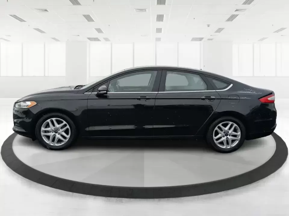 2014 Ford Fusion SE (1FA6P0H77E5) with an 2.5L L4 DOHC 16V engine, Automatic transmission, located at 1230 East Main St, Xenia, OH, 45385, (937) 908-9800, 39.688026, -83.910172 - Need a dependable sedan for the daily commute up I75, school drop-offs around Vandalia-Butler City Schools, and comfortable weekend drives to the National Museum of the U.S. Air Force? This 2014 Ford Fusion SE is built for real life-smooth on longer stretches of E. National Road, easy to park for er - Photo#5