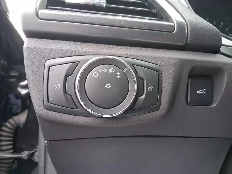 2014 Ford Fusion SE (1FA6P0H77E5) with an 2.5L L4 DOHC 16V engine, Automatic transmission, located at 1230 East Main St, Xenia, OH, 45385, (937) 908-9800, 39.688026, -83.910172 - Need a dependable sedan for the daily commute up I75, school drop-offs around Vandalia-Butler City Schools, and comfortable weekend drives to the National Museum of the U.S. Air Force? This 2014 Ford Fusion SE is built for real life-smooth on longer stretches of E. National Road, easy to park for er - Photo#18