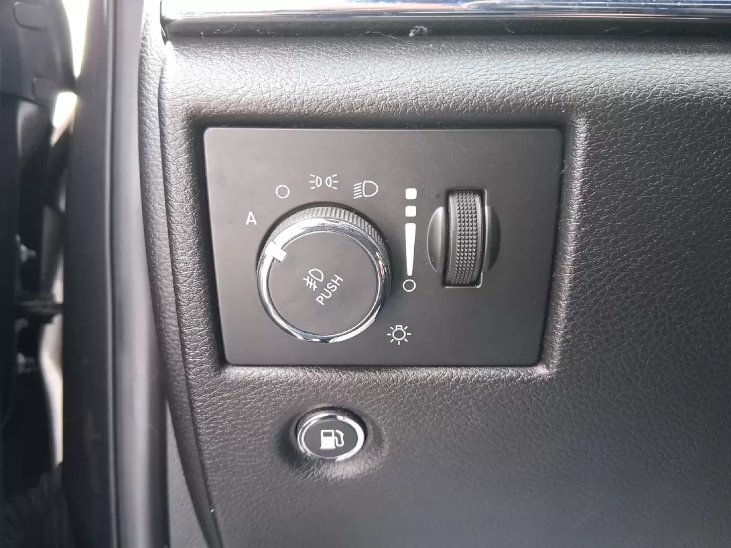 2018 Jeep Grand Cherokee Limited 4x4 (1C4RJFBGXJC) with an 3.6L V6 DOHC 24V engine, 8A transmission, located at 8750 N County Rd 25A, Piqua, OH, 45356, (937) 908-9800, 40.164391, -84.232513 - Load up the kids, the dog, and the cooler-or point the nose toward a weekend cabin-and let this 2018 Jeep Grand Cherokee Limited 4x4 handle the plan. With confident 4WD capability and a premium, comfortable cabin, it's a smart fit for Ohio drivers who want one SUV that can do school runs, long commu - Photo#17