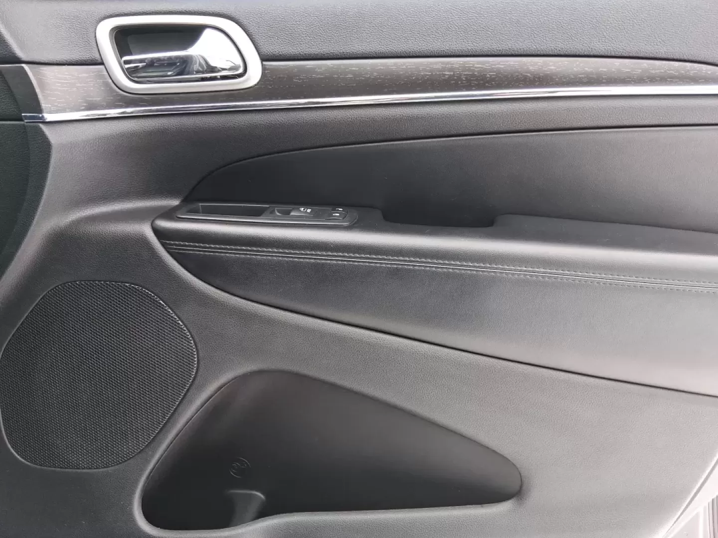 2018 Jeep Grand Cherokee Limited 4x4 (1C4RJFBGXJC) with an 3.6L V6 DOHC 24V engine, 8A transmission, located at 8750 N County Rd 25A, Piqua, OH, 45356, (937) 908-9800, 40.164391, -84.232513 - Load up the kids, the dog, and the cooler-or point the nose toward a weekend cabin-and let this 2018 Jeep Grand Cherokee Limited 4x4 handle the plan. With confident 4WD capability and a premium, comfortable cabin, it's a smart fit for Ohio drivers who want one SUV that can do school runs, long commu - Photo#20