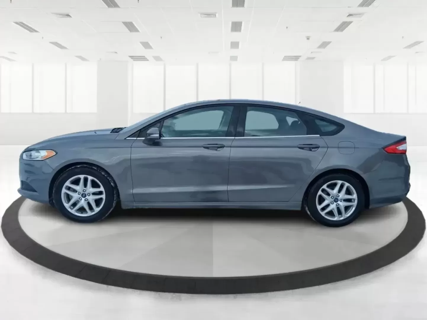 2013 Ford Fusion SE (3FA6P0H72DR) with an 2.5L L4 DOHC 16V engine, Automatic transmission, located at 1951 S Dayton Lakeview Rd., New Carlisle, OH, 45344, (937) 908-9800, 39.890999, -84.050255 - Need a dependable commuter that can handle daily drives to Wright-Patterson AFB, weekend errands around Beavercreek, and the occasional road trip down I-675 without draining your budget? This 2013 Ford Fusion SE in Sterling Gray is a smart, comfortable sedan built for real life-great for long commut - Photo#5