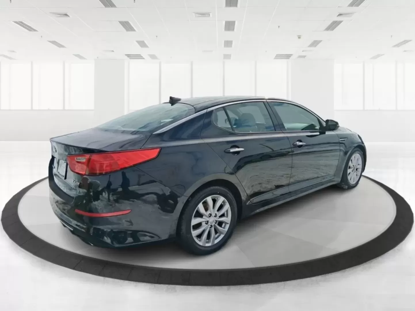 2015 Kia Optima EX (5XXGN4A78FG) with an Theta II 2.4L I-4 gasoline direct injection engine, 6-Speed Automatic transmission, located at 401 Woodman Dr, Riverside, OH, 45431, (937) 908-9800, 39.760899, -84.123421 - If your week is packed with I675 commuting, school drop-offs, and the occasional dinner run to The Greene or a weekend drive out toward Wright-Patterson Air Force Base, this 2015 Kia Optima EX is the kind of sedan that keeps life moving comfortably-without draining your budget. Finished in sleek Ebo - Photo#2