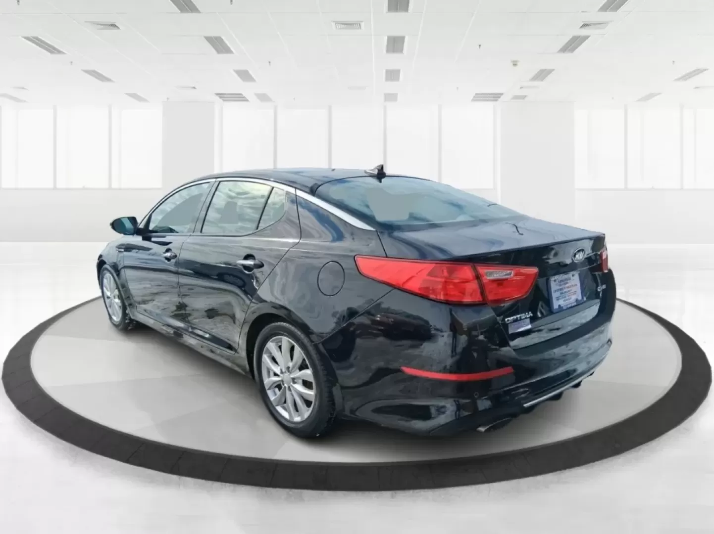2015 Kia Optima EX (5XXGN4A78FG) with an Theta II 2.4L I-4 gasoline direct injection engine, 6-Speed Automatic transmission, located at 401 Woodman Dr, Riverside, OH, 45431, (937) 908-9800, 39.760899, -84.123421 - If your week is packed with I675 commuting, school drop-offs, and the occasional dinner run to The Greene or a weekend drive out toward Wright-Patterson Air Force Base, this 2015 Kia Optima EX is the kind of sedan that keeps life moving comfortably-without draining your budget. Finished in sleek Ebo - Photo#4