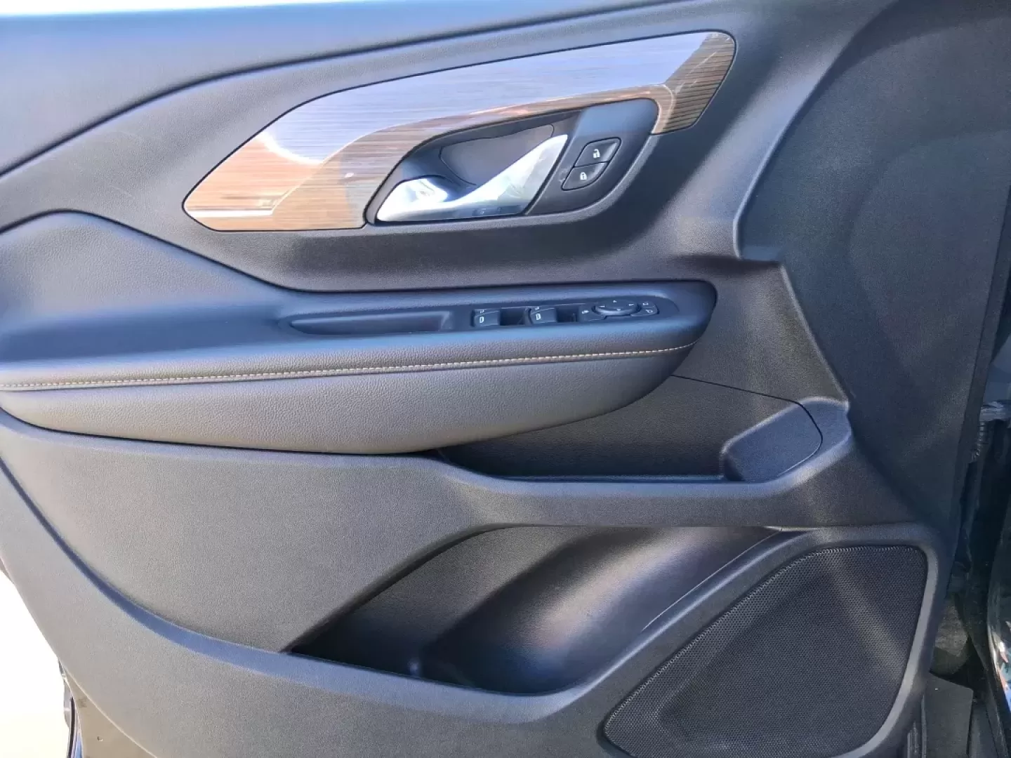 2018 GMC Terrain SLE (3GKALTEV1JL) with an 1.4L L4 DOHC 16V TURBO engine, 6A transmission, located at 1951 S Dayton Lakeview Rd., New Carlisle, OH, 45344, (937) 908-9800, 39.890999, -84.050255 - Picture your next weekend: a quick grocery run in town, a smooth commute down I70, then a spontaneous road trip to Dayton's RiverScape MetroPark or a family day at the Clark County Fairgrounds-without worrying about space, weather, or comfort. This 2018 GMC Terrain SLE in striking Ebony Twilight Met - Photo#19