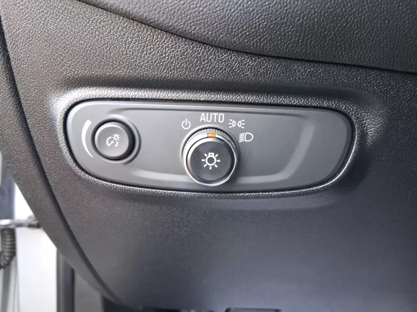 2019 Chevrolet Equinox LT (2GNAXVEX8K6) with an 2L I-4 gasoline direct injection engine, 9A transmission, located at 880 E. National Road, Vandalia, OH, 45377, (937) 908-9800, 39.891918, -84.183594 - Picture your next week: easy school drop-offs, a smooth I675 commute, and a weekend escape to Carriage Hill MetroPark or a quick run to The Greene-without worrying about space, traction, or comfort. This 2019 Chevrolet Equinox LT is built for real life in Riverside, Ohio, giving you SUV practicality - Photo#16