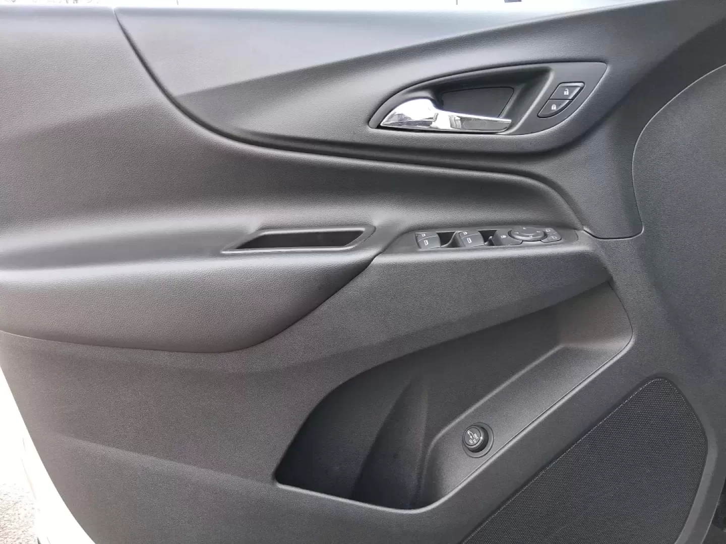 2019 Chevrolet Equinox LT (2GNAXVEX8K6) with an 2L I-4 gasoline direct injection engine, 9A transmission, located at 880 E. National Road, Vandalia, OH, 45377, (937) 908-9800, 39.891918, -84.183594 - Picture your next week: easy school drop-offs, a smooth I675 commute, and a weekend escape to Carriage Hill MetroPark or a quick run to The Greene-without worrying about space, traction, or comfort. This 2019 Chevrolet Equinox LT is built for real life in Riverside, Ohio, giving you SUV practicality - Photo#18