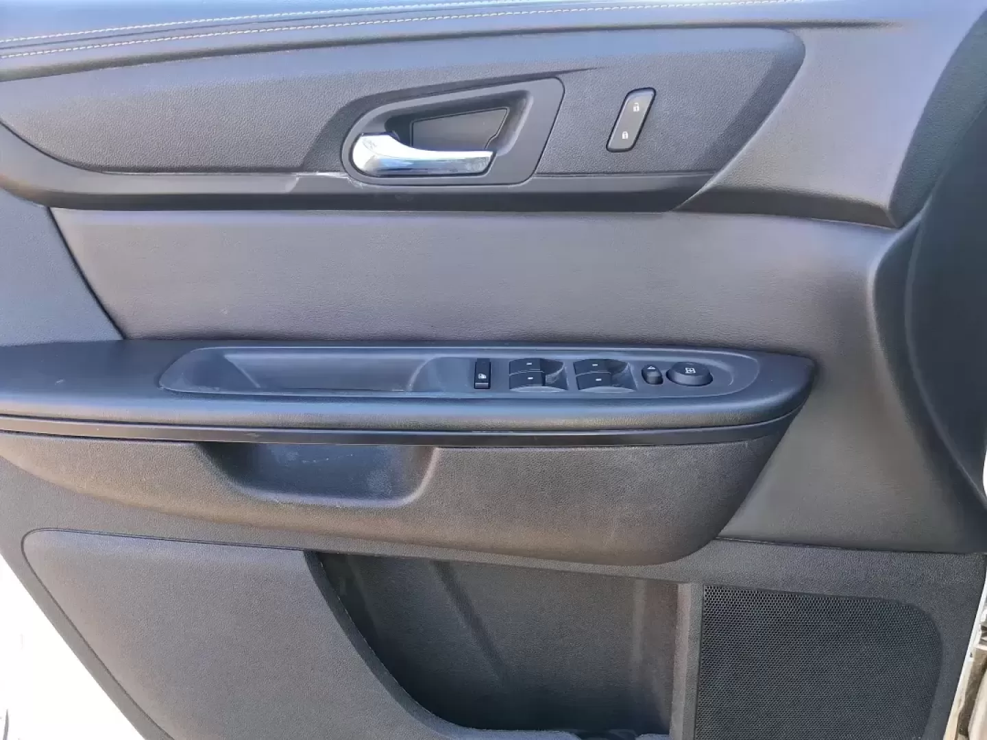 2015 Chevrolet Traverse 1LT (1GNKRGKD6FJ) with an 3.6L V-6 gasoline direct injection engine, 6-Speed Automatic transmission, located at 401 Woodman Dr, Riverside, OH, 45431, (937) 908-9800, 39.760899, -84.123421 - Pack up the kids, load the stroller and sports gear, and point the nose toward a weekend at Carillon Historical Park or a day trip down I75-this 2015 Chevrolet Traverse 1LT is the kind of roomy, confidence-inspiring SUV that makes family life and busy schedules feel easier. With three-row versatilit - Photo#19