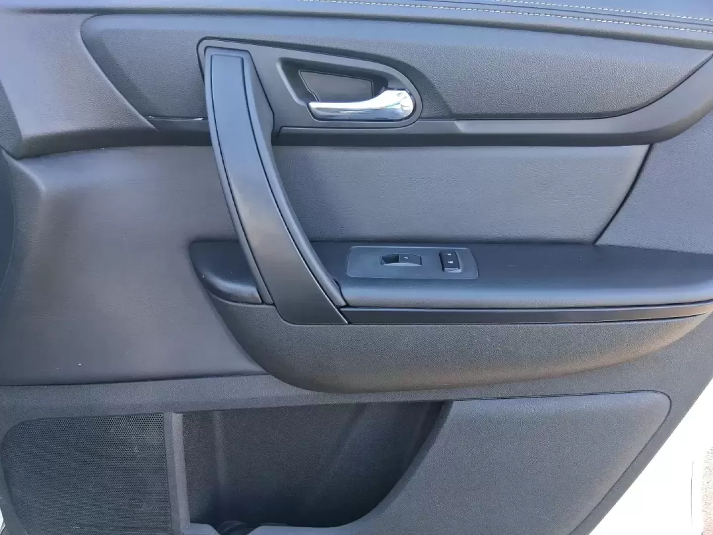 2015 Chevrolet Traverse 1LT (1GNKRGKD6FJ) with an 3.6L V-6 gasoline direct injection engine, 6-Speed Automatic transmission, located at 401 Woodman Dr, Riverside, OH, 45431, (937) 908-9800, 39.760899, -84.123421 - Pack up the kids, load the stroller and sports gear, and point the nose toward a weekend at Carillon Historical Park or a day trip down I75-this 2015 Chevrolet Traverse 1LT is the kind of roomy, confidence-inspiring SUV that makes family life and busy schedules feel easier. With three-row versatilit - Photo#20