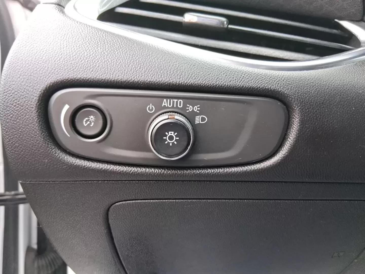 2018 Chevrolet Malibu LT (1G1ZD5ST9JF) with an ECOTEC 1.5L I-4 gasoline direct injection engine, 6A transmission, located at 4508 South Dixie Dr, Moraine, OH, 45439, (937) 908-9800, 39.689976, -84.218452 - Need a dependable commuter that still feels comfortable for date night in the Oregon District, errands around Dayton Mall, or a quick weekend drive up I75? This 2018 Chevrolet Malibu LT is a smart, real-world sedan that fits busy schedules-easy to park, smooth on long stretches of South Dixie Drive, - Photo#17