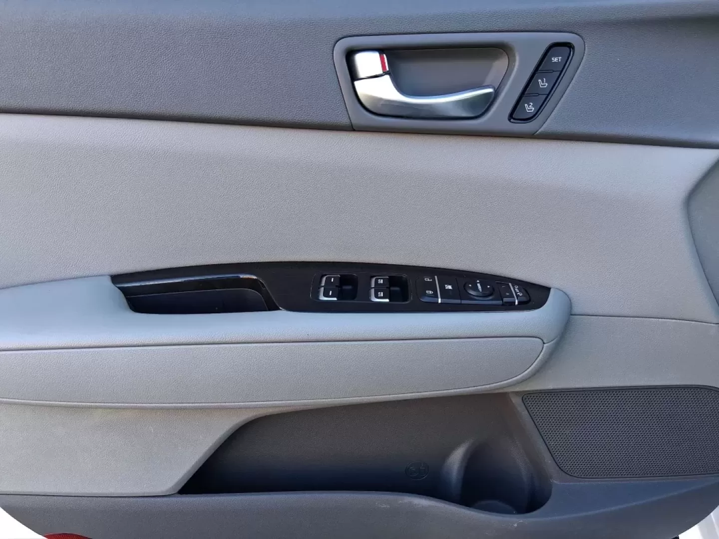 2016 Kia Optima EX (5XXGU4L31GG) with an Theta II 2.4L I-4 gasoline direct injection engine, 6A transmission, located at 880 E. National Road, Vandalia, OH, 45377, (937) 908-9800, 39.891918, -84.183594 - Whether you're a busy commuter heading down I75, a rideshare driver stacking miles, or a small family looking for a comfortable sedan for school runs and weekend errands, this 2016 Kia Optima EX is built for real-life driving in and around Vandalia, Ohio. Finished in Snow White Pearl, it delivers th - Photo#18